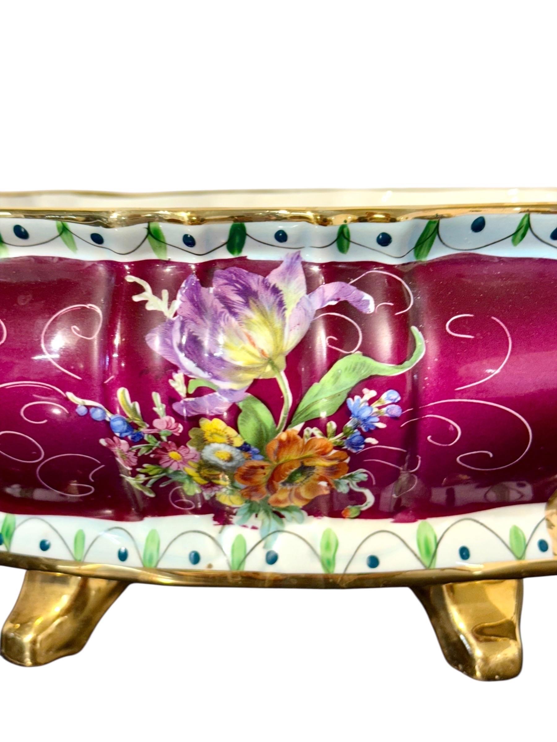 Centre de table en porcelaine du 19e siècle peint à la main et plateau assorti en vente 9