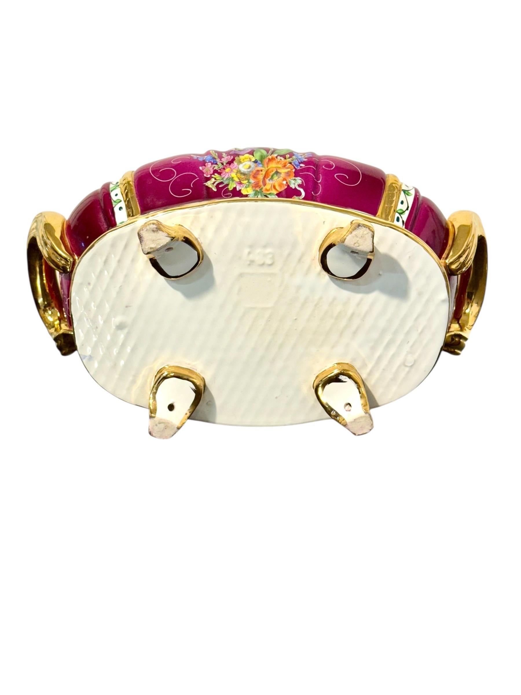 Doré Centre de table en porcelaine du 19e siècle peint à la main et plateau assorti en vente