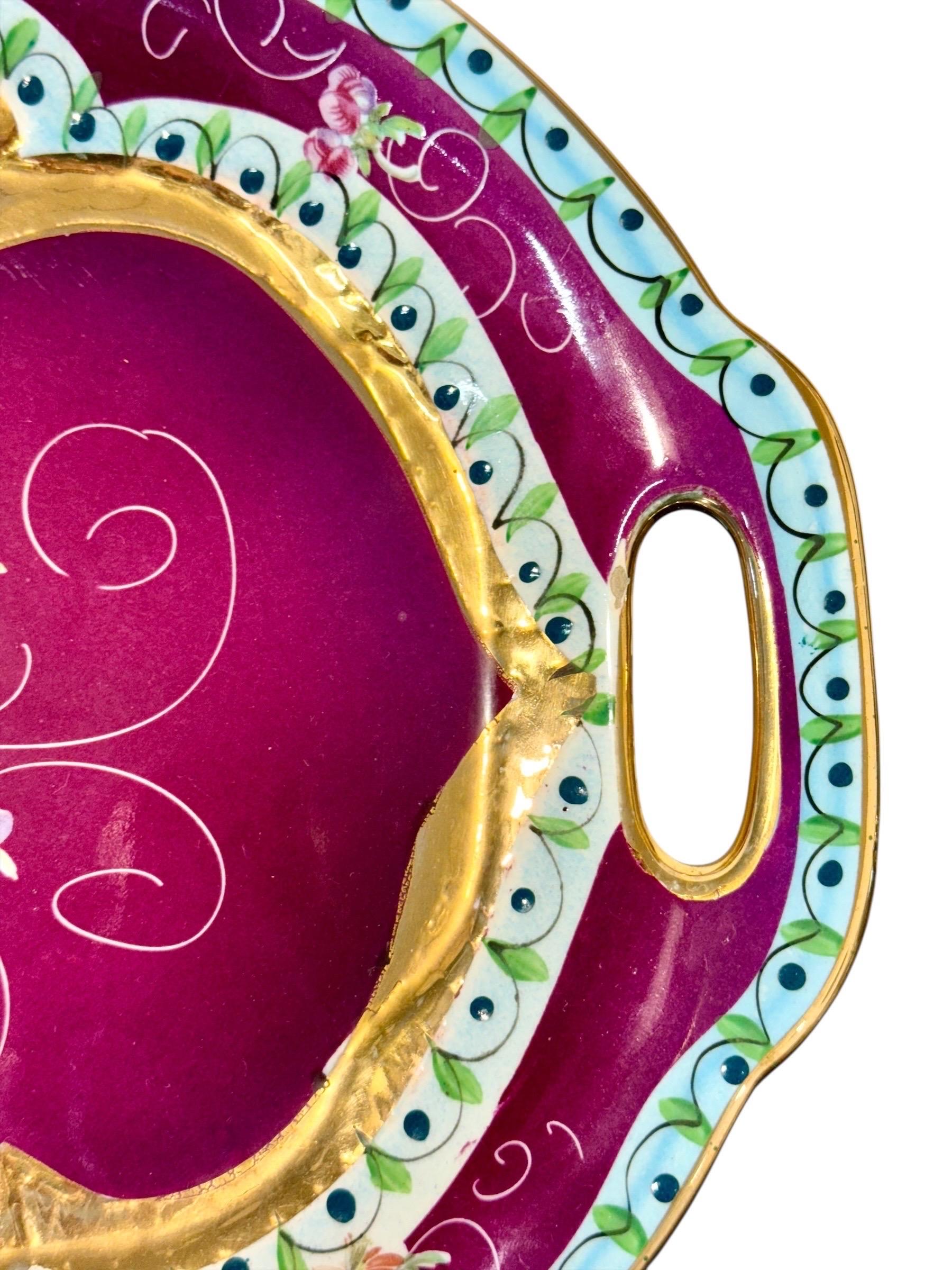 Porcelaine Centre de table en porcelaine du 19e siècle peint à la main et plateau assorti en vente