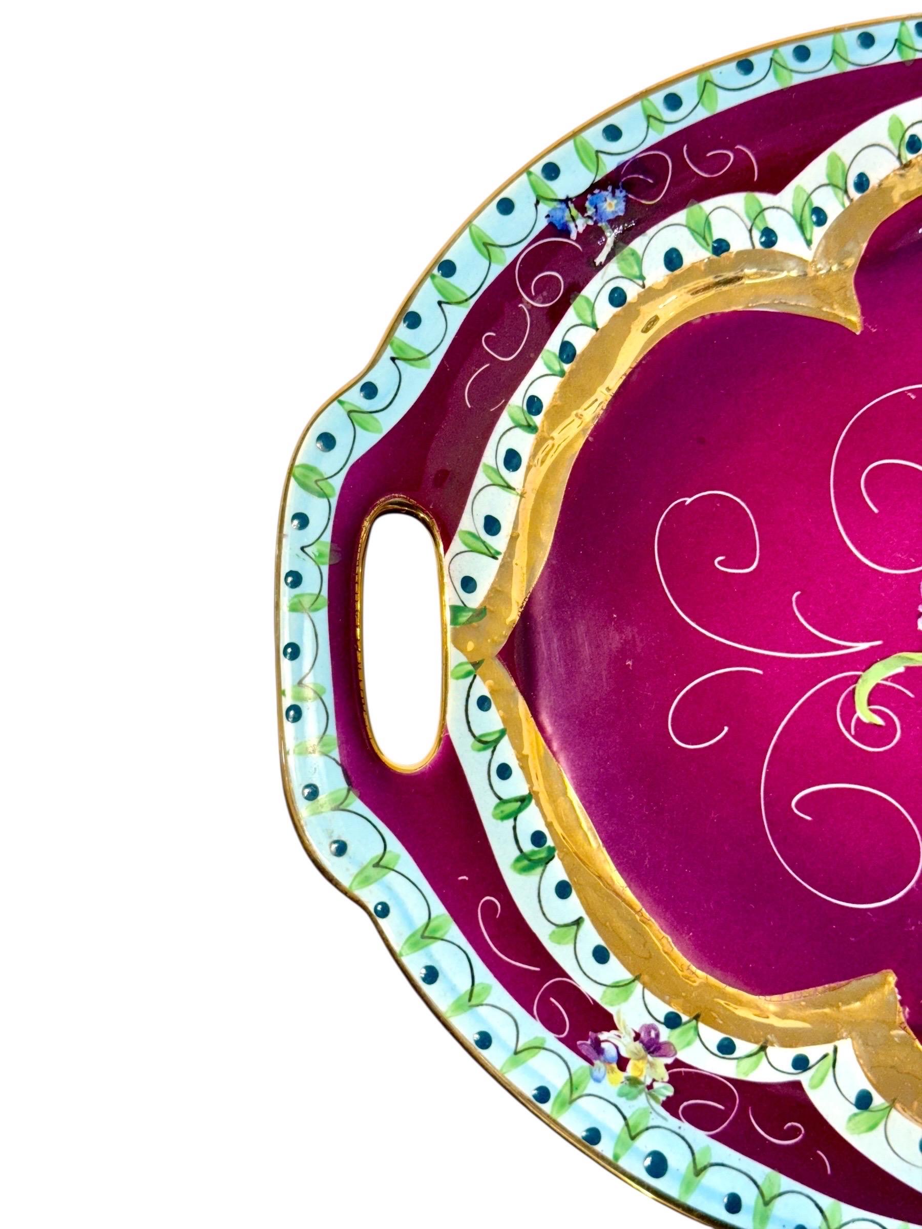 Centre de table en porcelaine du 19e siècle peint à la main et plateau assorti en vente 1