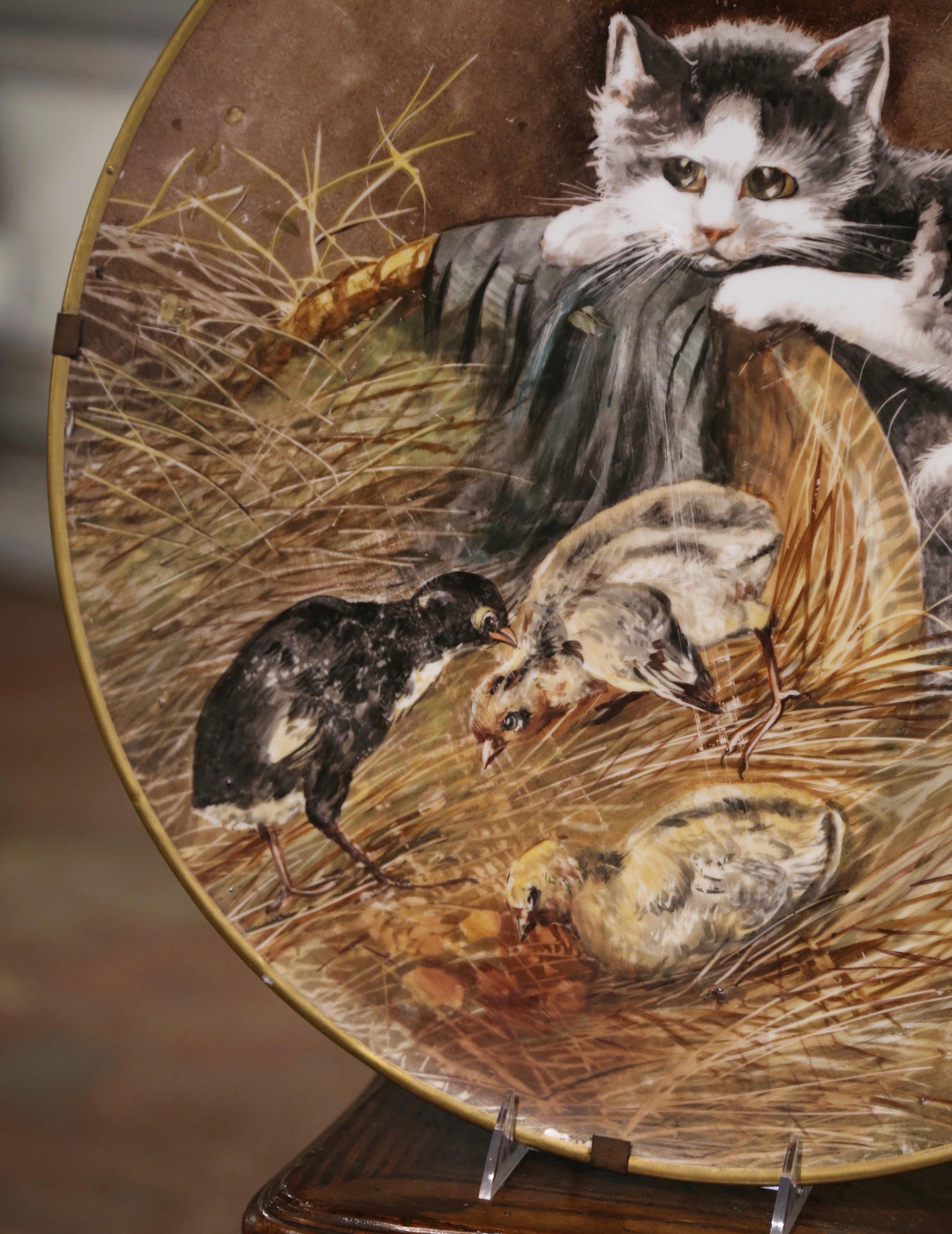  Wandteller aus handbemalter Porzellan des 19. Jahrhunderts mit Katze, gestempelt J.P. Frankreich (Vergoldet) im Angebot