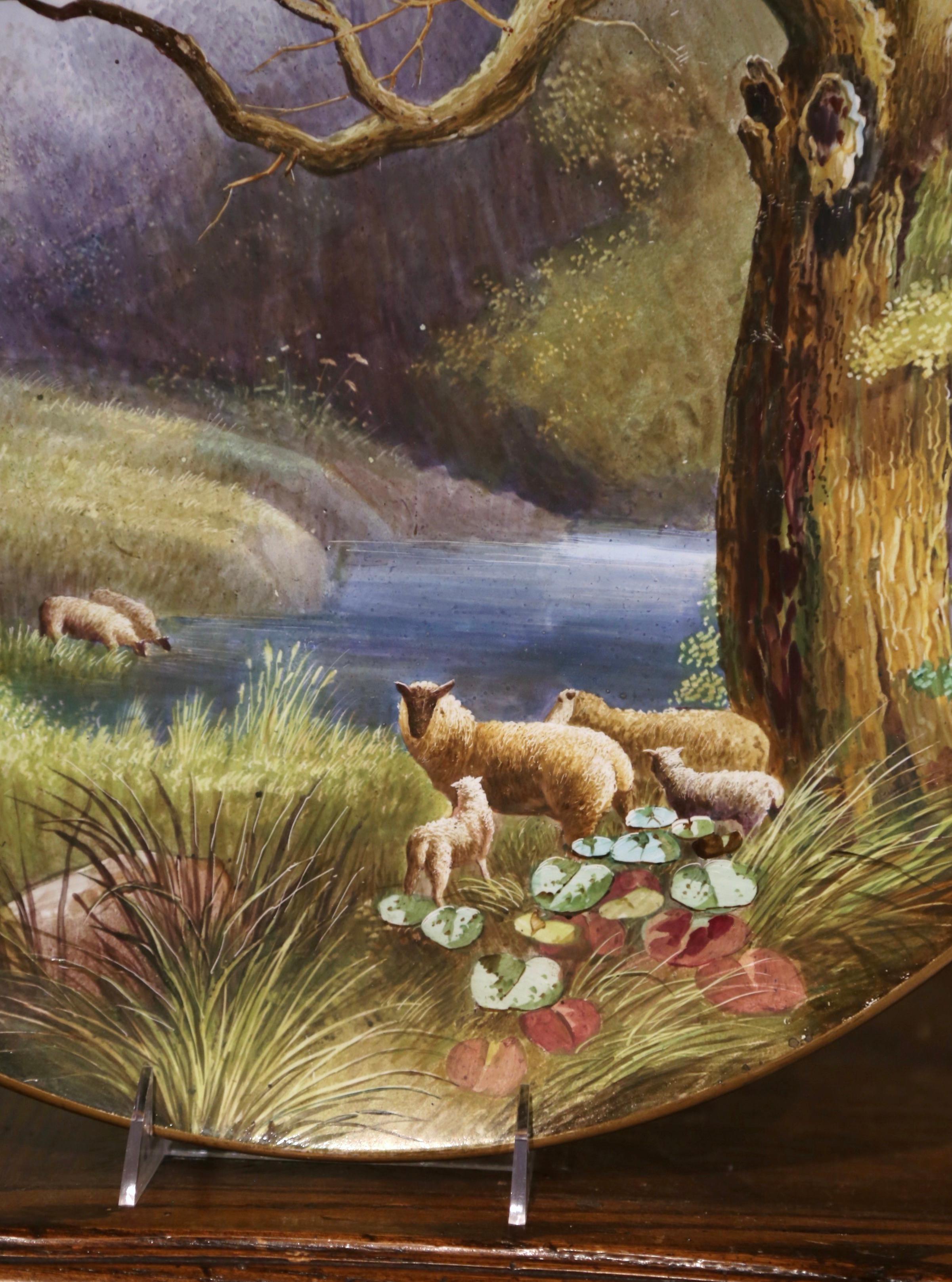 XIXe siècle  Plat mural en porcelaine peinte à la main du 19e siècle avec mouton Signé Olivier en vente