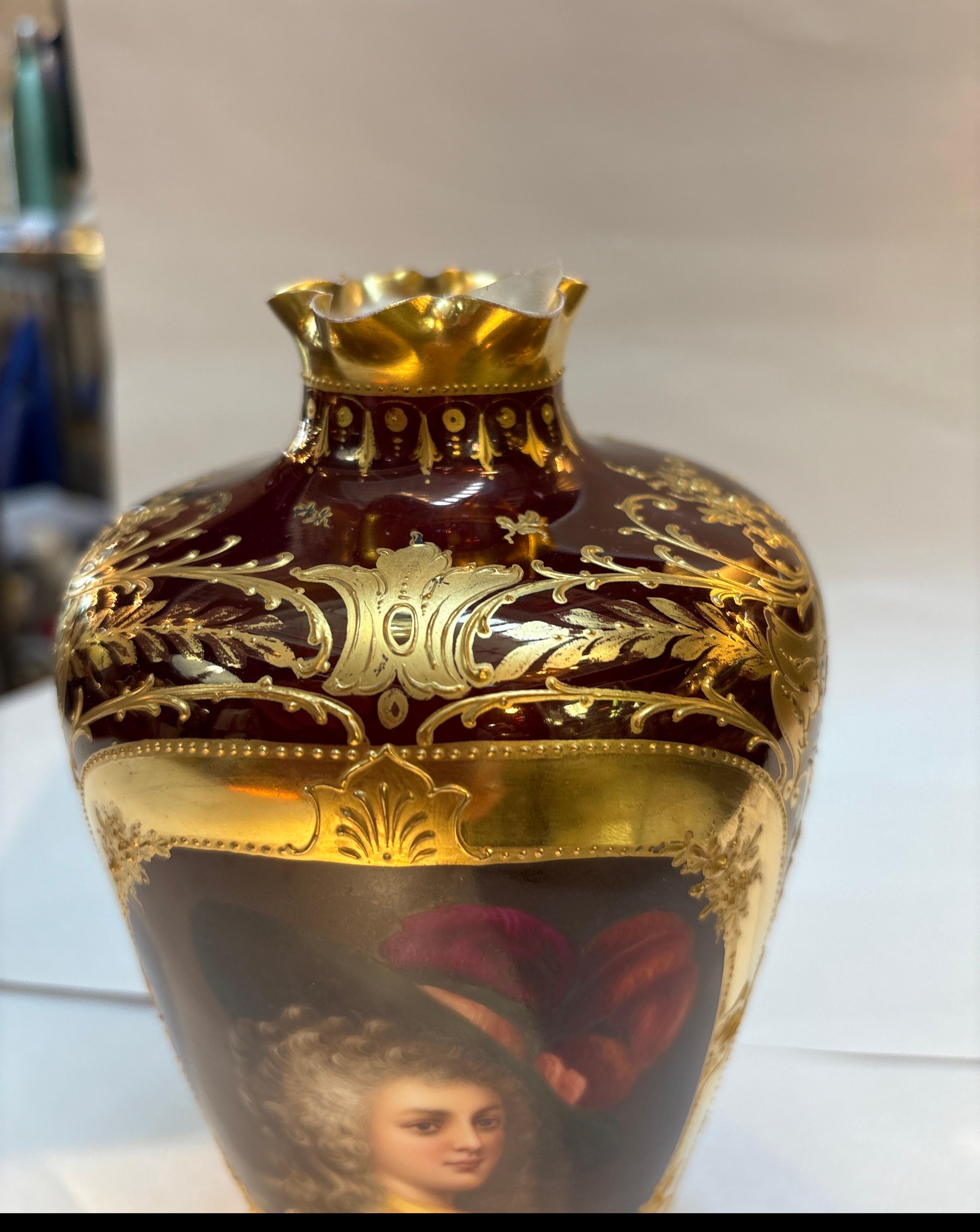 Un élégant vase portrait en porcelaine de Rosenthal.  Le portrait de la comtesse de Devonshire, sur un fond aubergine avec une décoration dorée appliquée à la main.  Le haut est doté d'une ouverture à volants et d'un corps bulbeux.  Le dessous porte