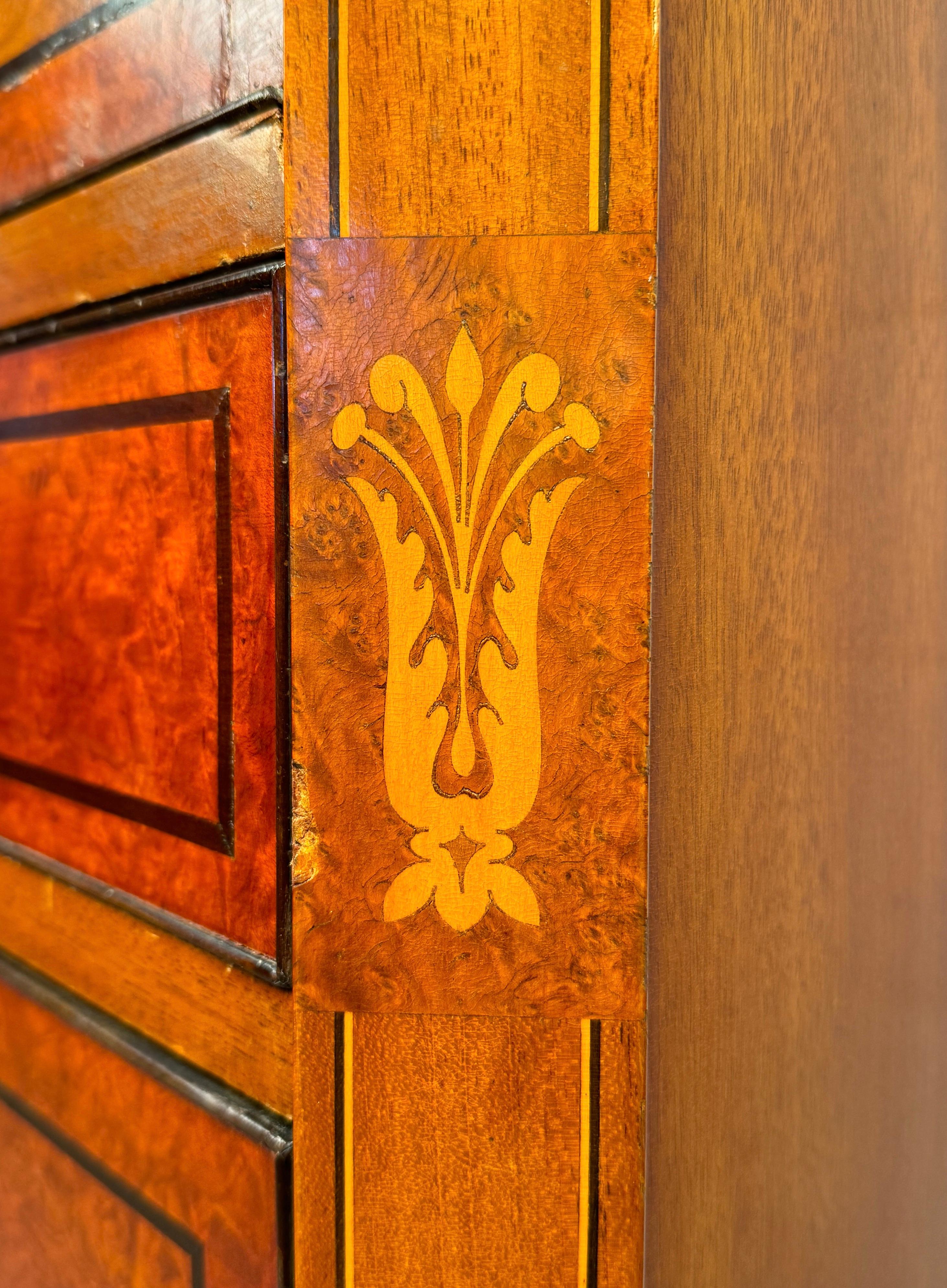 Cassettone da segretario in legno satinato dipinto a mano del XIX secolo in vendita 10