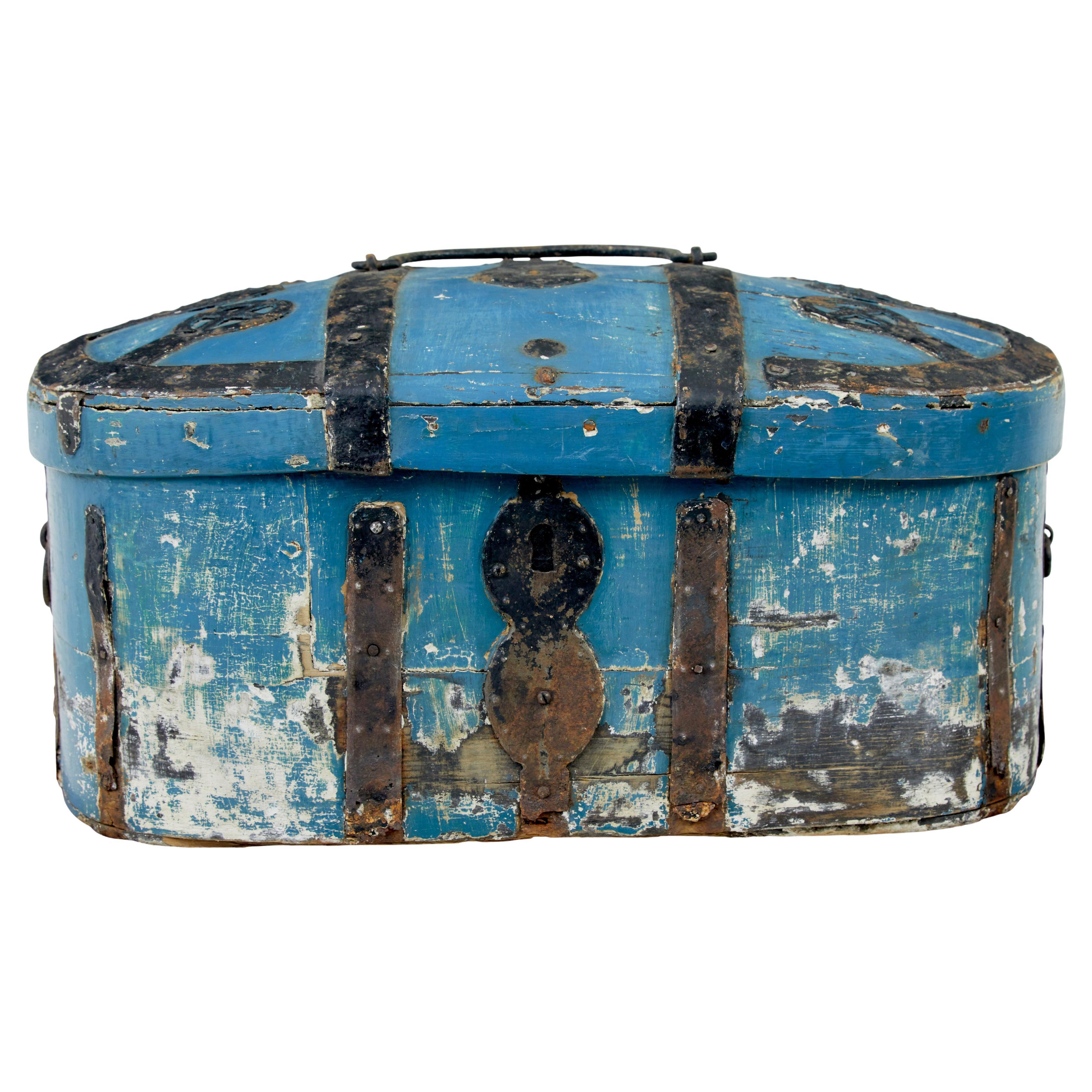 Caja fuerte ovalada escandinava del siglo XIX pintada a mano en venta