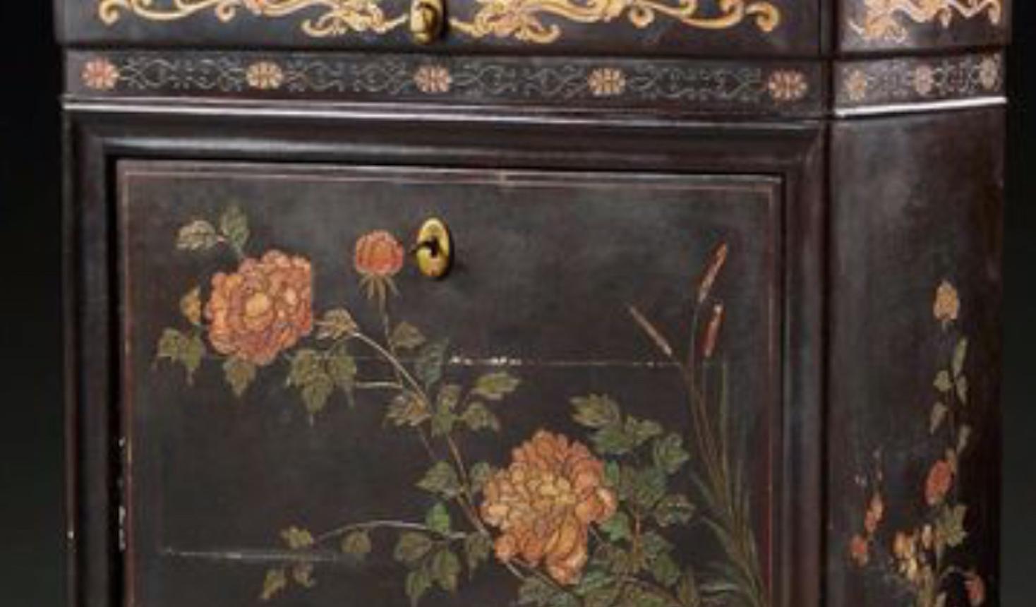 Français Secrétaire du 19ème siècle peint à la main avec tiroirs cachés et décorations florales en vente