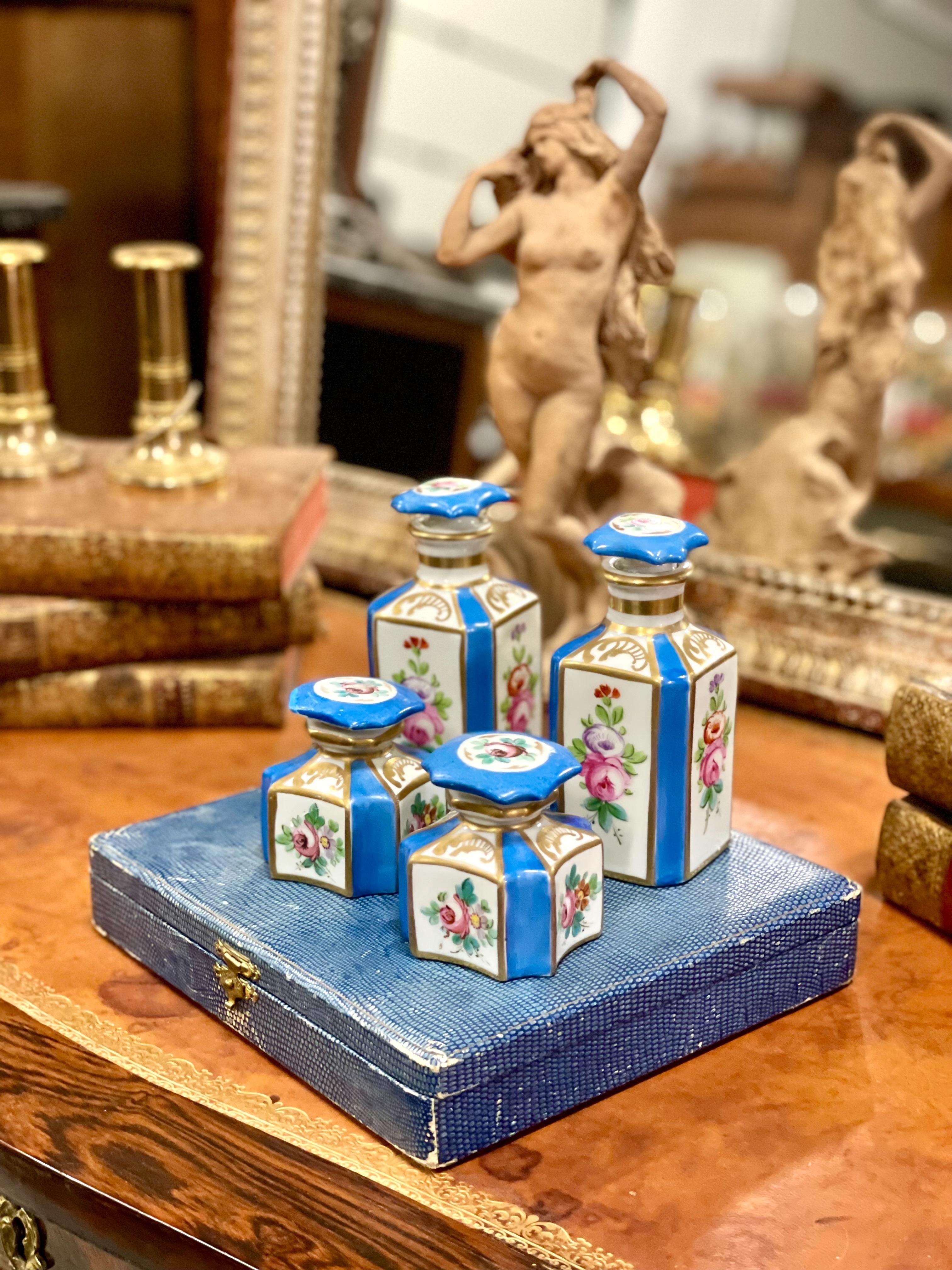 Set di profumi in porcellana di Sèvres dipinto a mano del XIX secolo in vendita 7