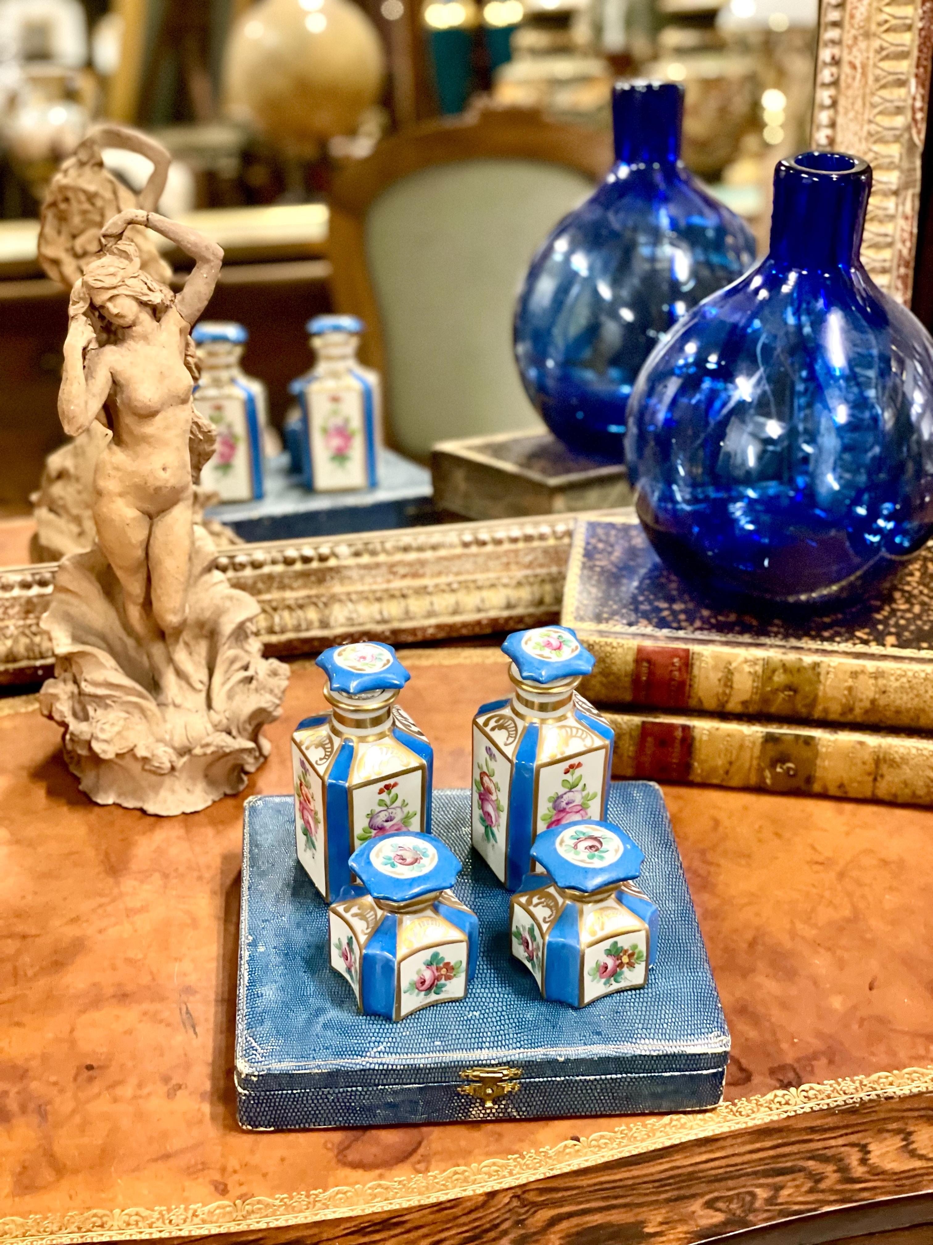 Set di profumi in porcellana di Sèvres dipinto a mano del XIX secolo in vendita 9