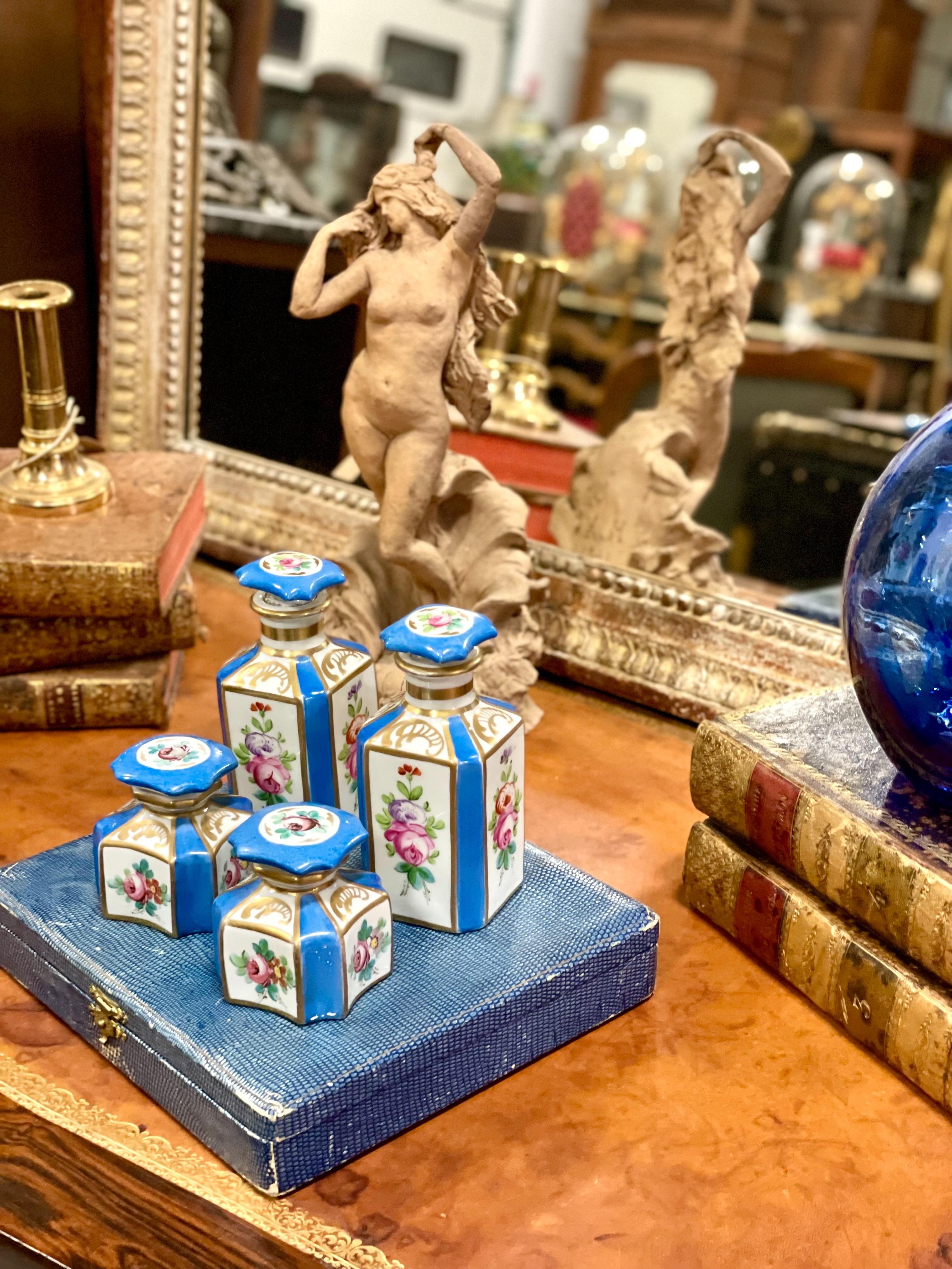 Set di profumi in porcellana di Sèvres dipinto a mano del XIX secolo in vendita 10