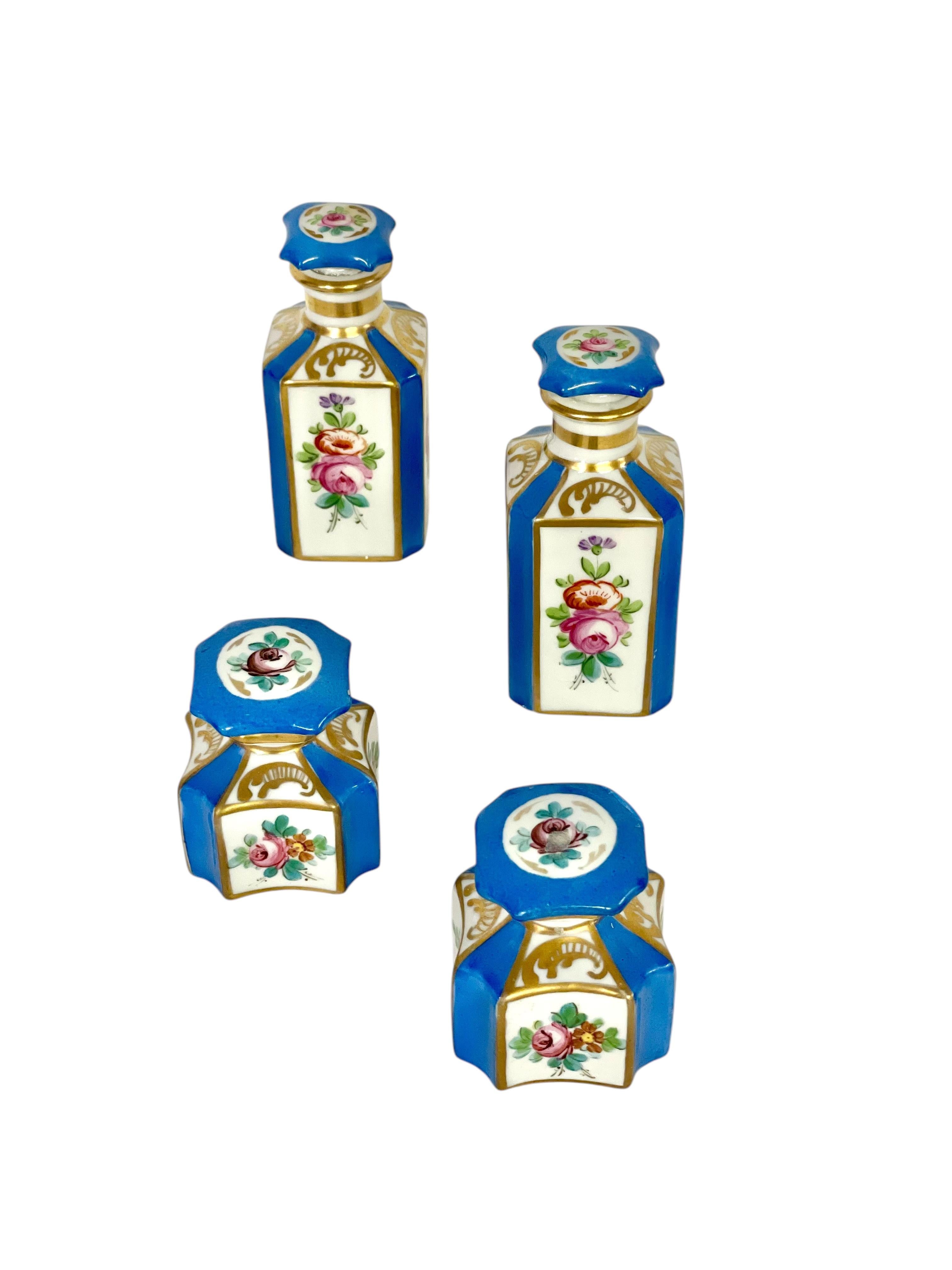 Si tratta di quattro bottiglie di porcellana dipinte a mano con vivaci accenti blu e decorazioni floreali, probabilmente risalenti al XIX secolo. Il set comprende due bottiglie più grandi e due più piccole, con intricate rose dipinte a mano su tutti