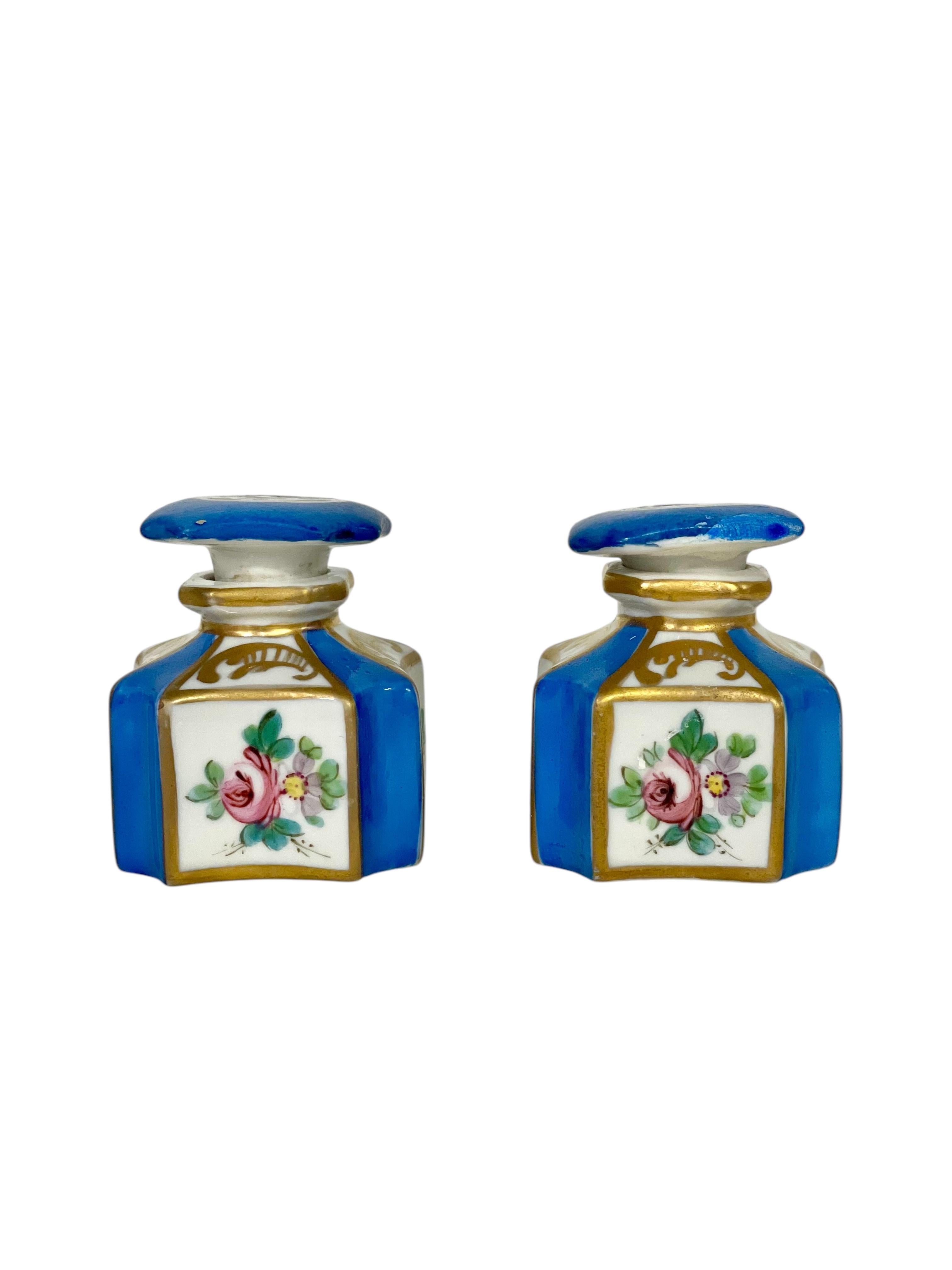Dorato Set di profumi in porcellana di Sèvres dipinto a mano del XIX secolo in vendita