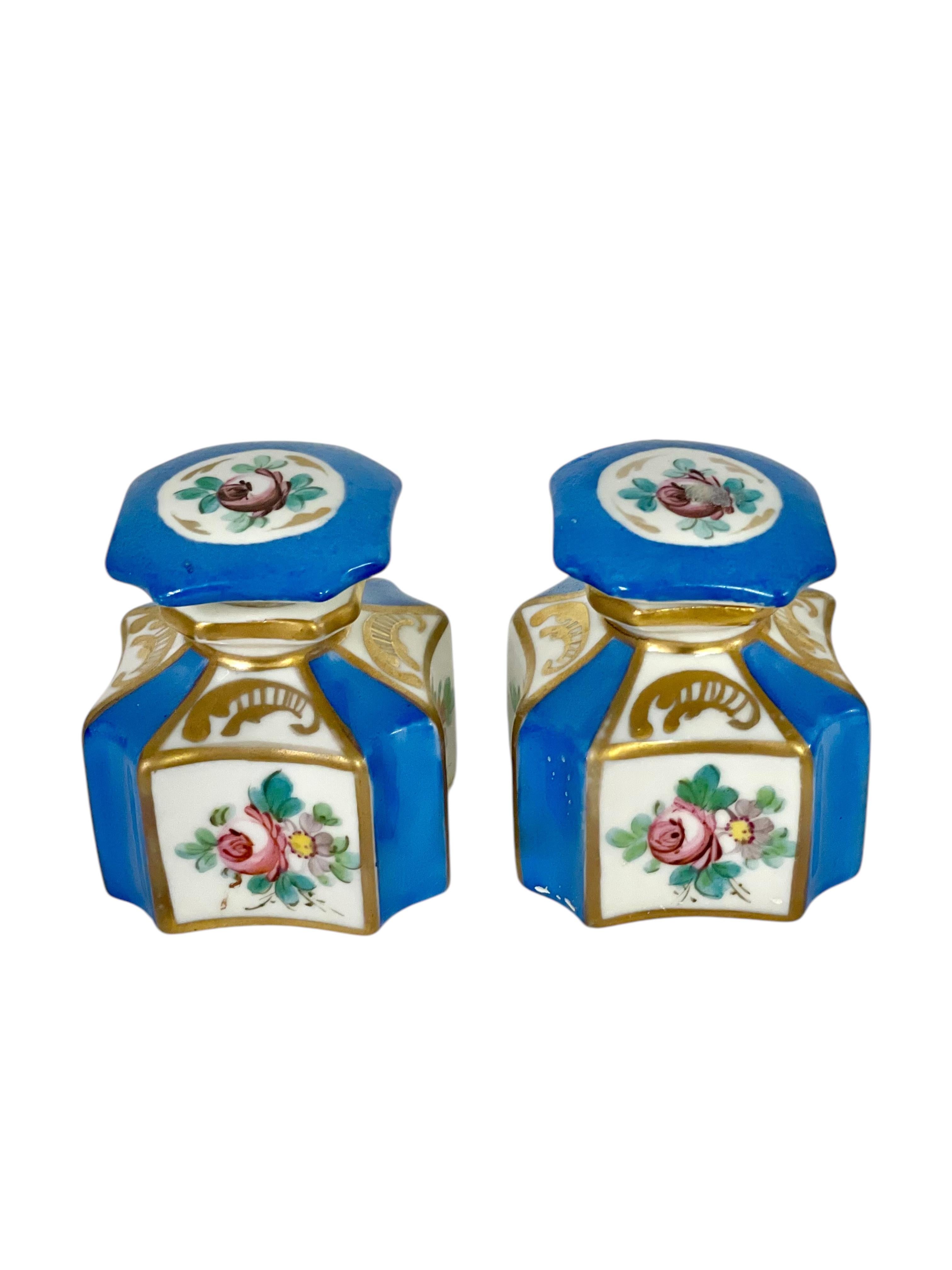 Set di profumi in porcellana di Sèvres dipinto a mano del XIX secolo In condizioni buone in vendita a LA CIOTAT, FR