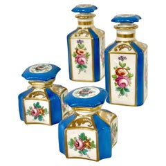 Set à parfum en porcelaine de Sèvres peint à la main au 19e siècle