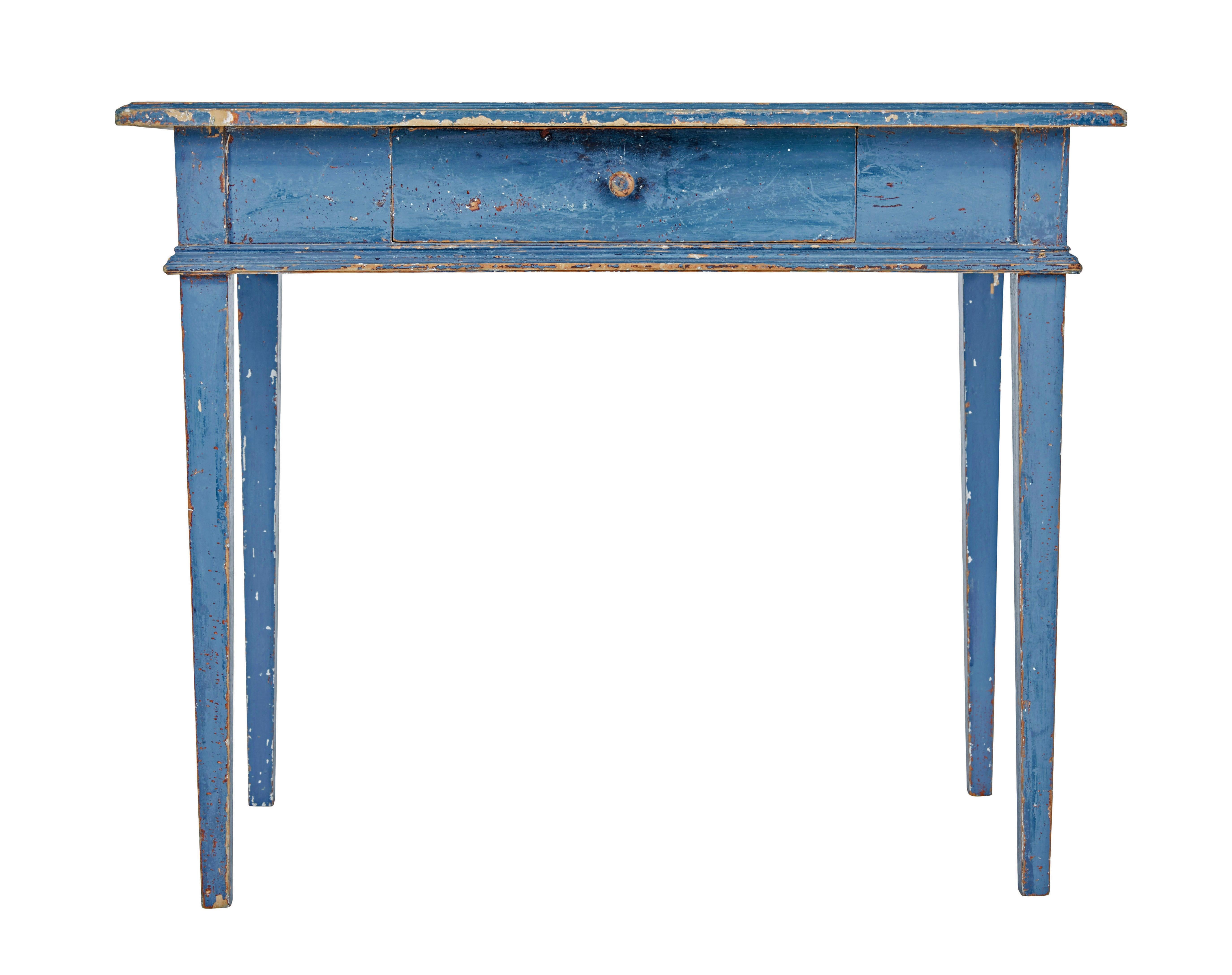 Handbemalter schwedischer Kiefernbeistelltisch aus dem 19. Jahrhundert, um 1880.

Schöner traditioneller schwedischer Beistelltisch in auffallend blauer Originallackierung.

Rechteckiges, leicht übersegelndes Verdeck mit stumpfkantigen Enden. 