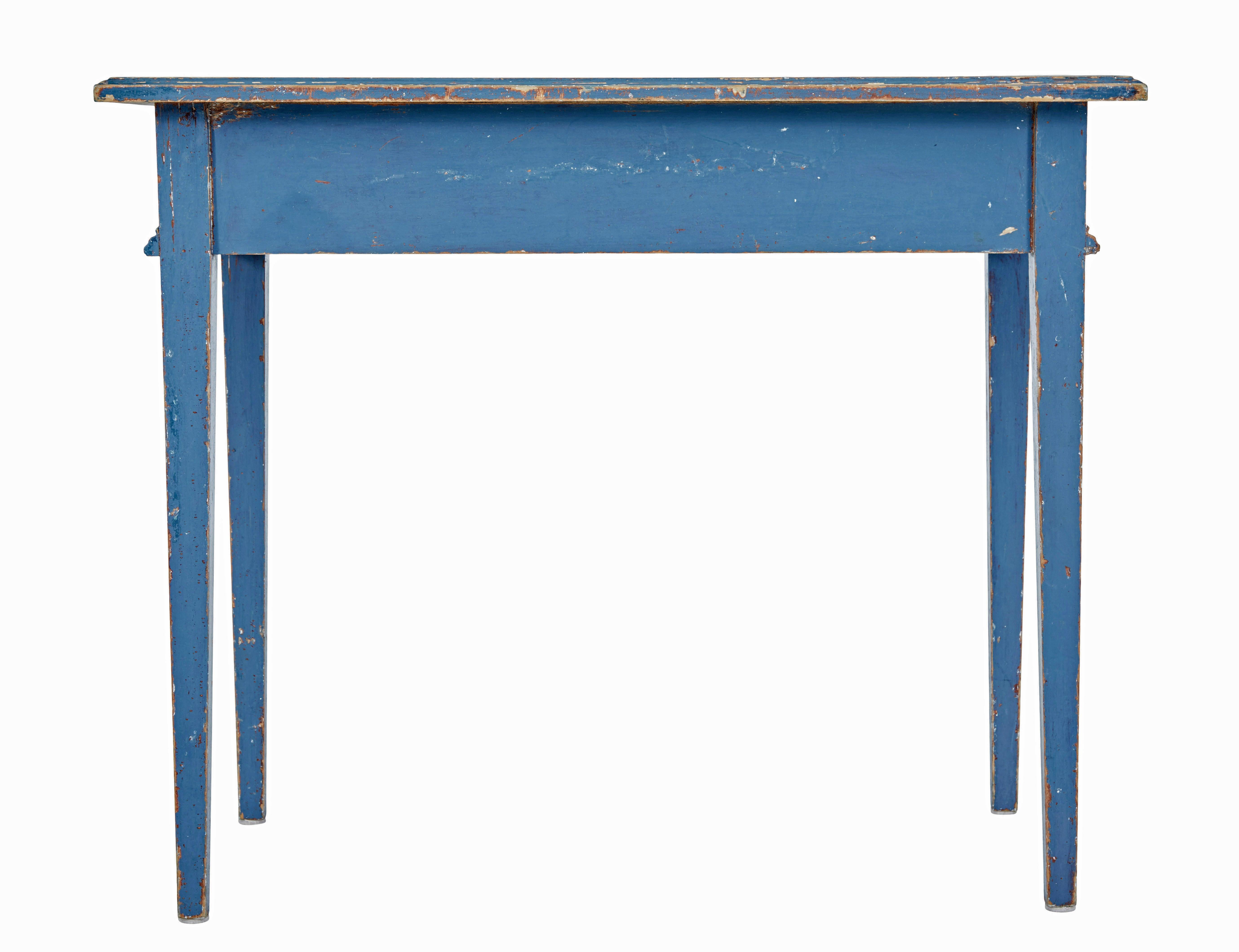 Handbemalter schwedischer Beistelltisch aus dem 19. (Handgeschnitzt) im Angebot