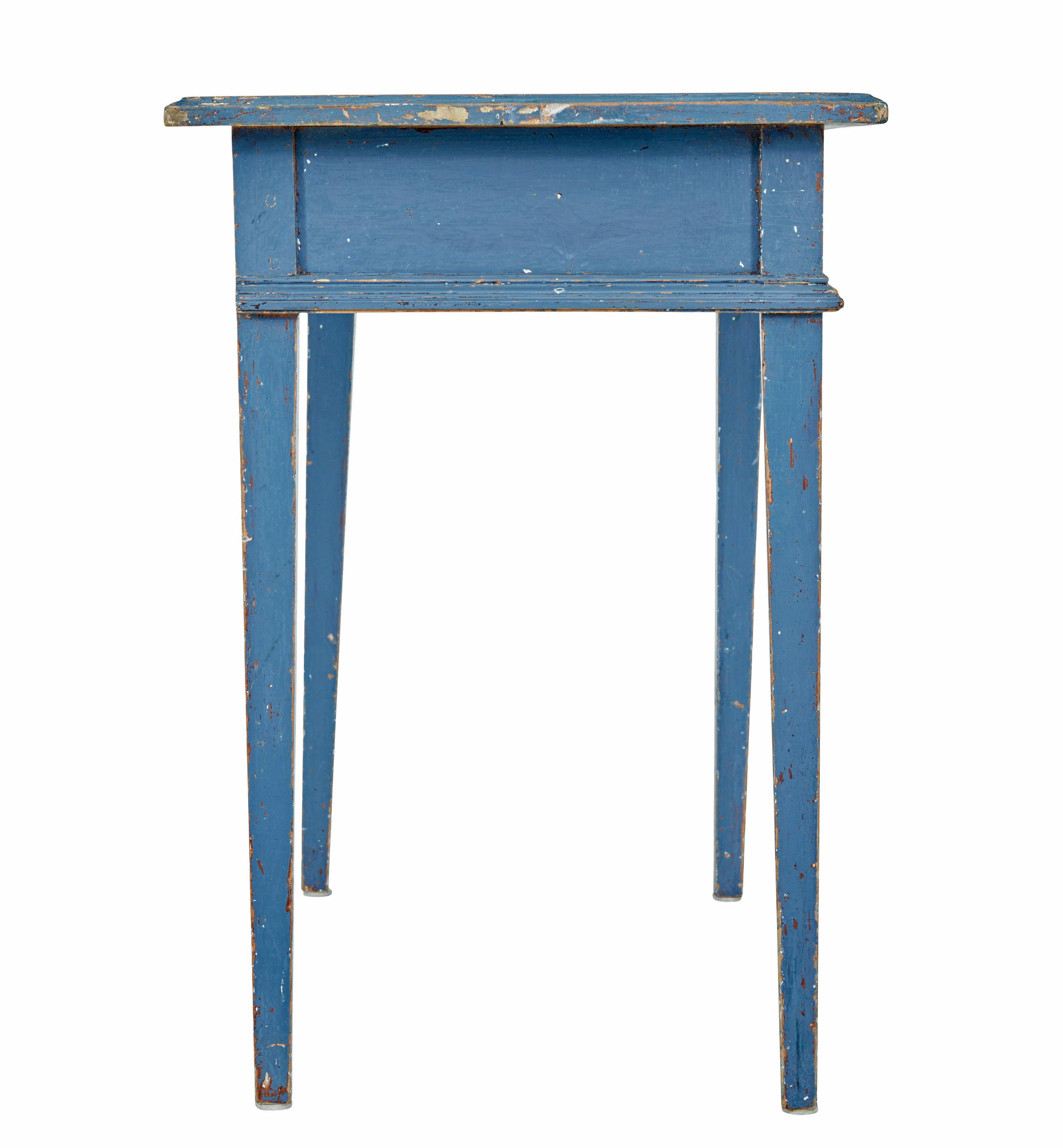 XIXe siècle Table d'appoint suédoise peinte à la main au 19e siècle en vente