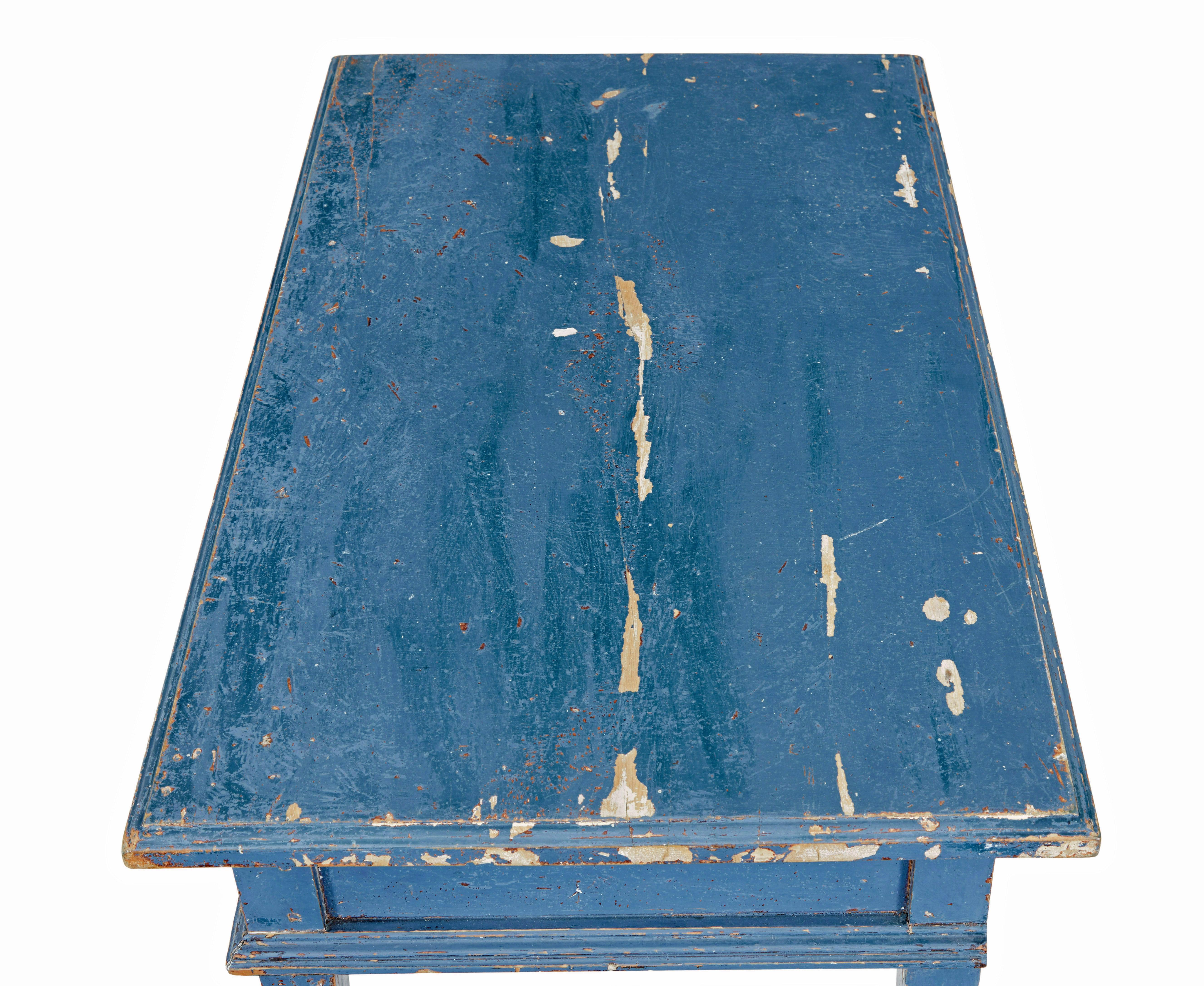 Table d'appoint suédoise peinte à la main au 19e siècle en vente 1