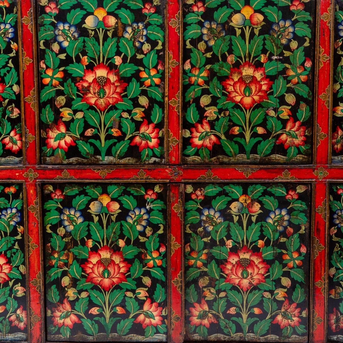 19th Century Hand-Painted Tibetan Cabinet With Lotus Flowers In Good Condition For Sale In Kastrup, DK