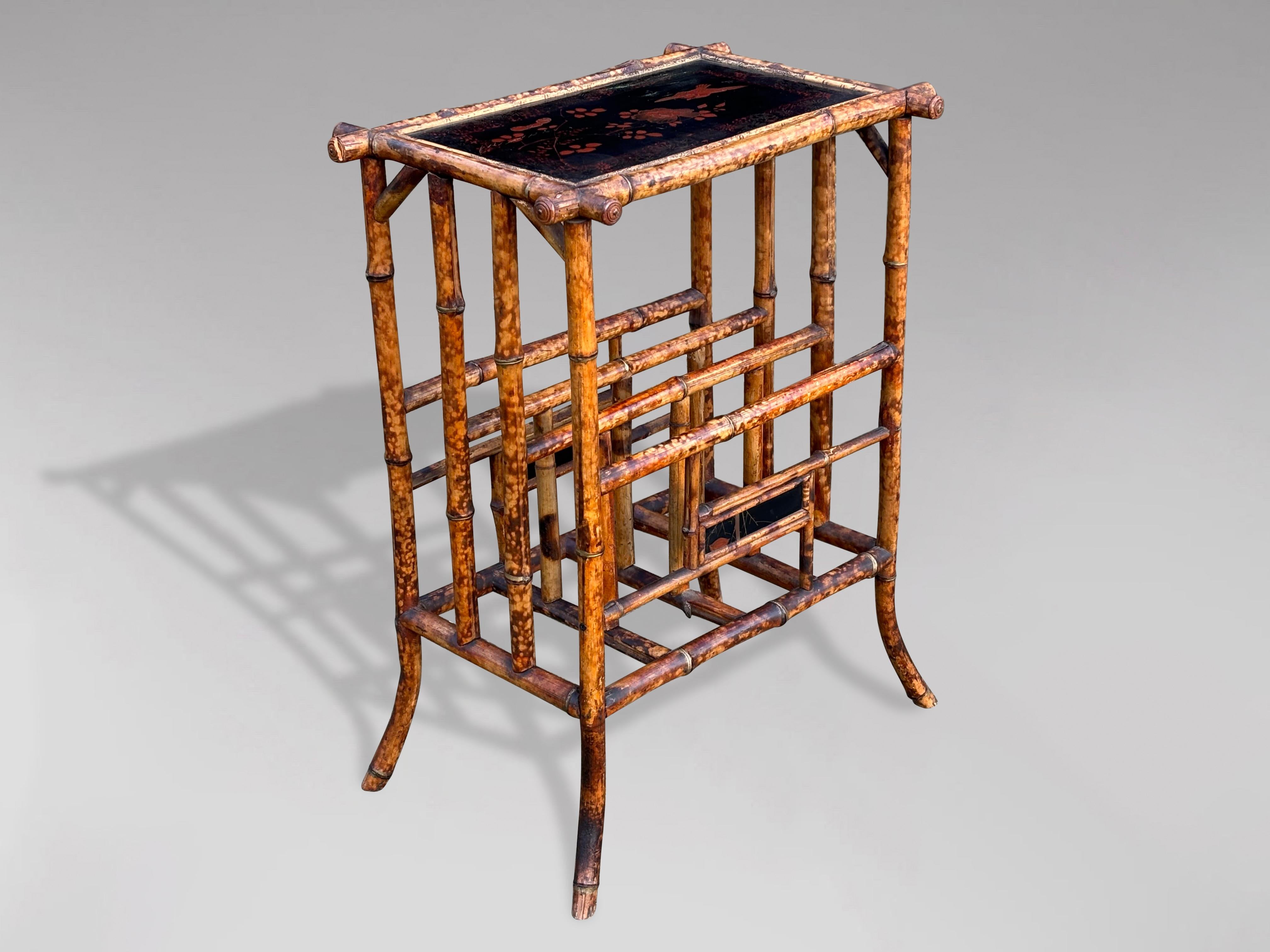 Charmante table d'appoint en bambou tigré de la fin de l'époque victorienne, magnifiquement complétée par son plateau original peint à la main. Le plateau scénique présente une élégante représentation d'un oiseau au milieu d'un paysage floral, un