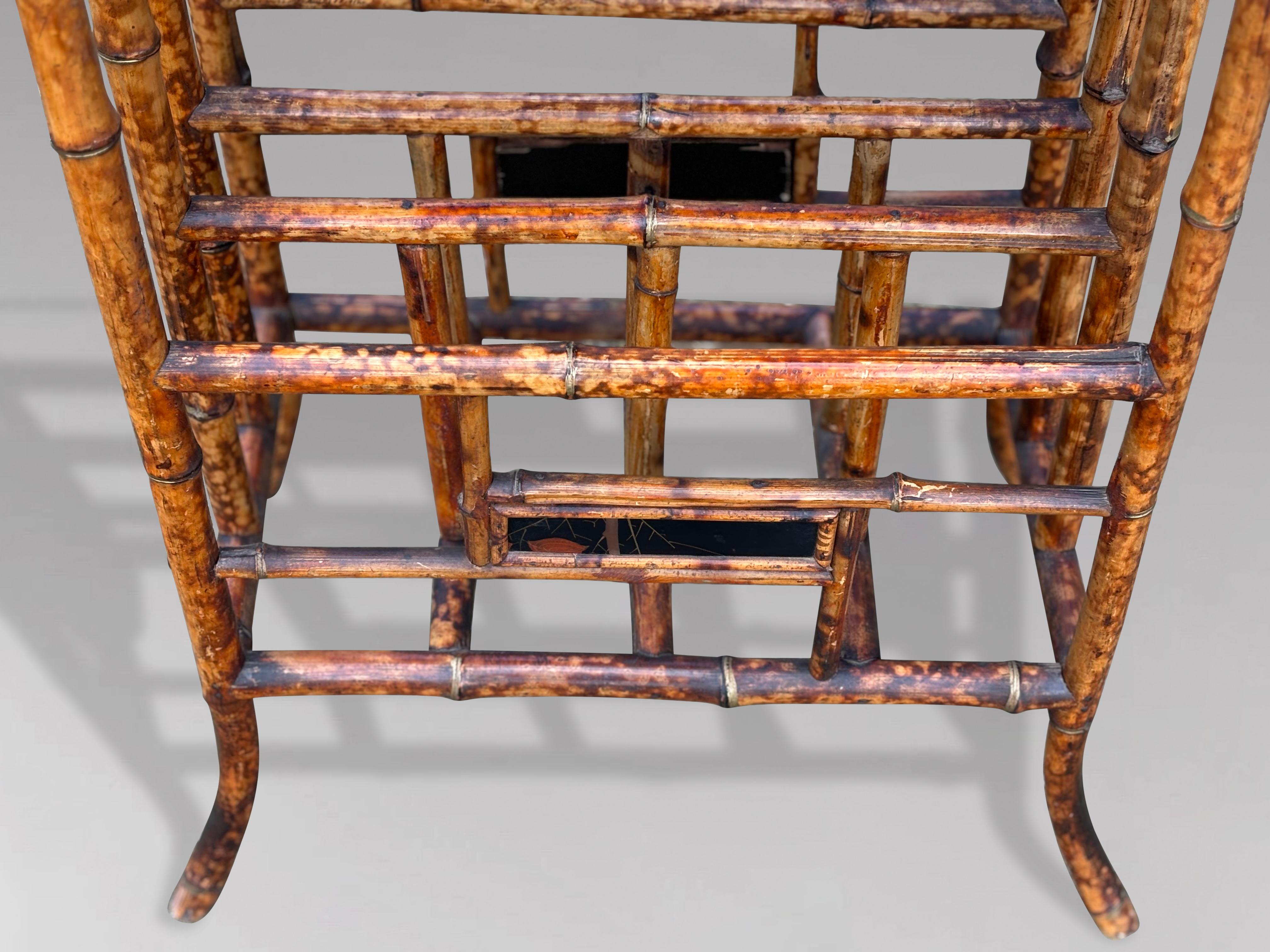 Table en bambou tigré peinte à la main du 19ème siècle avec porte-revues Bon état - En vente à Petworth,West Sussex, GB