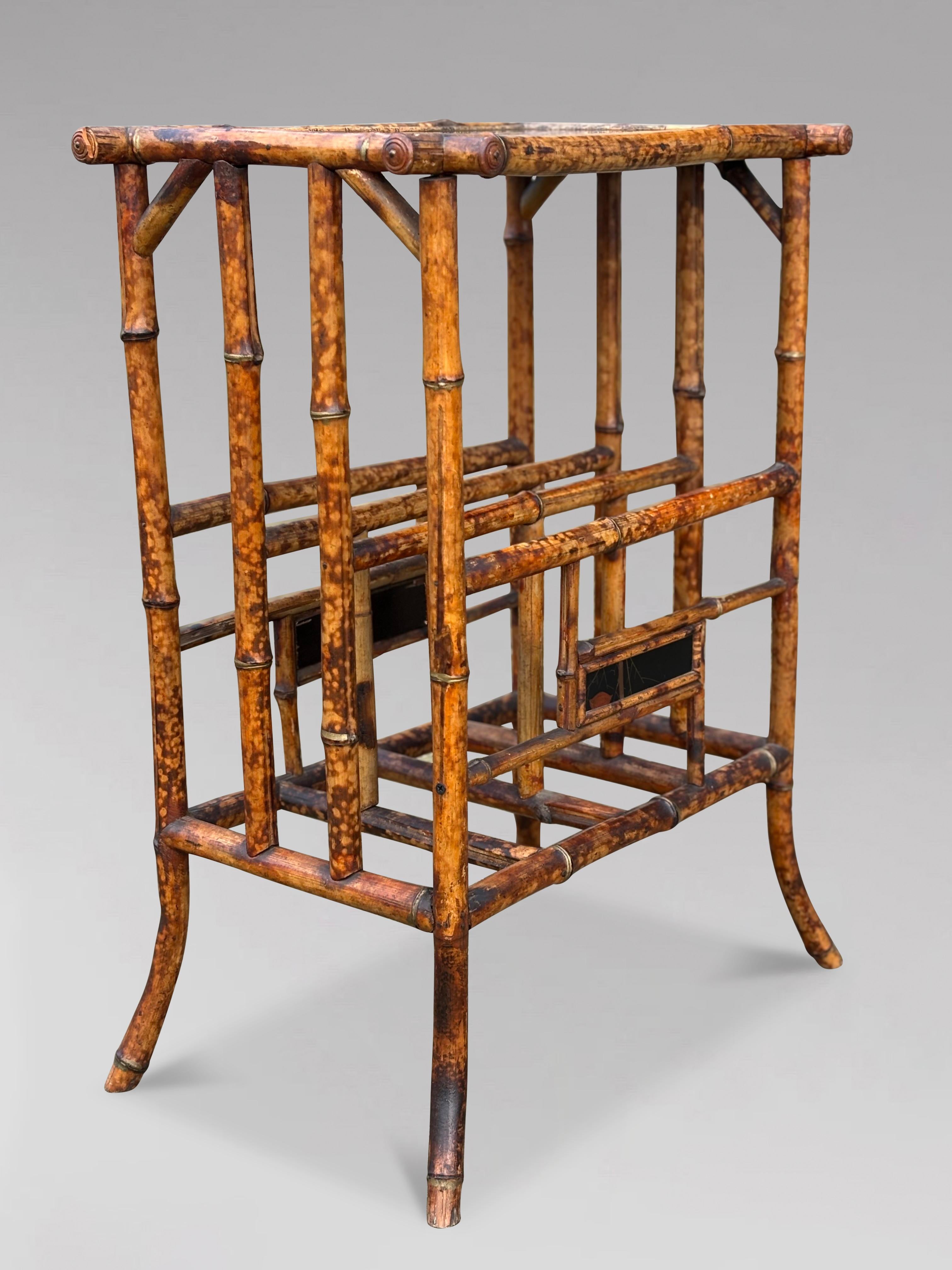 XIXe siècle Table en bambou tigré peinte à la main du 19ème siècle avec porte-revues en vente