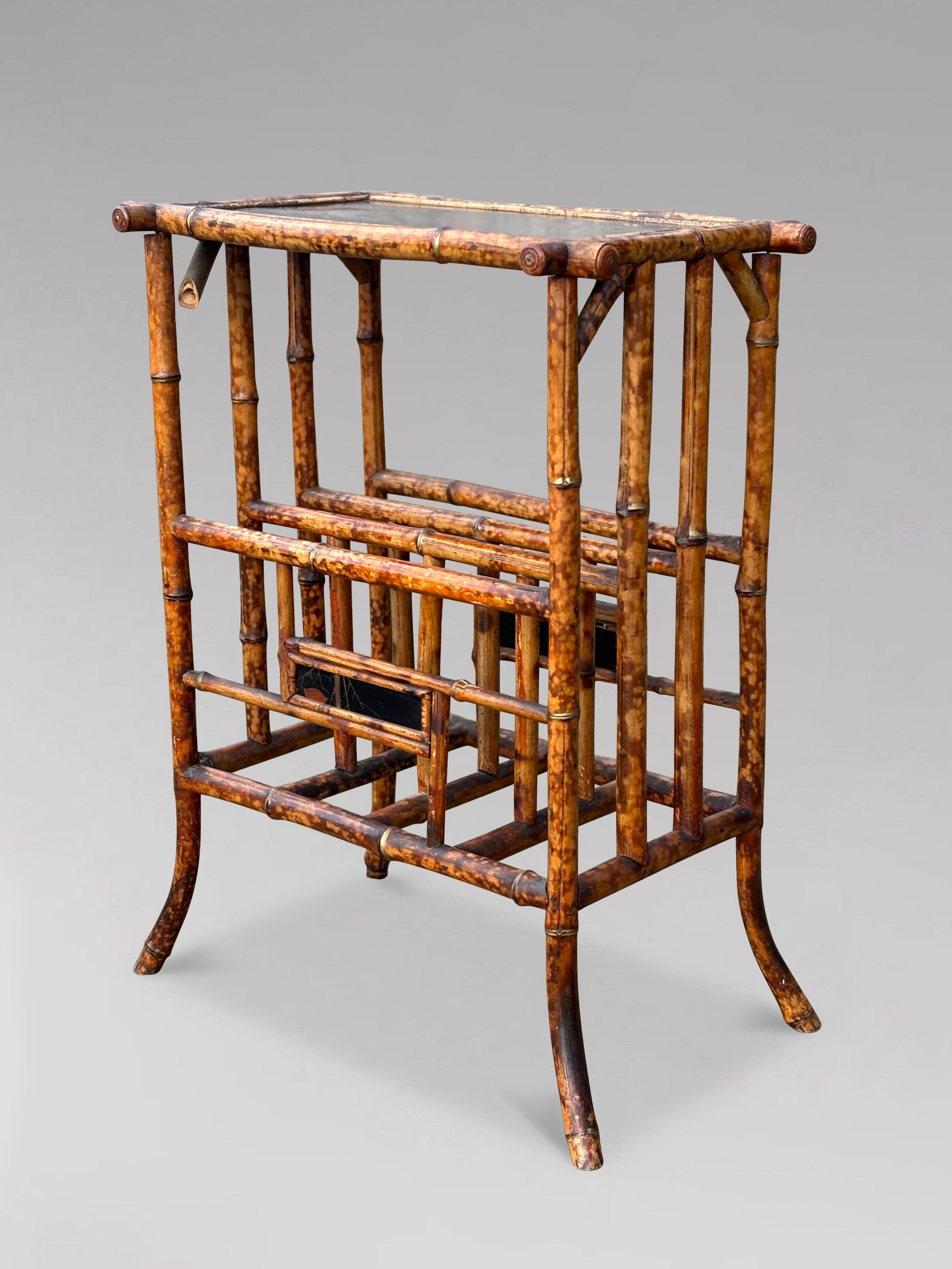 Bambou Table en bambou tigré peinte à la main du 19ème siècle avec porte-revues en vente