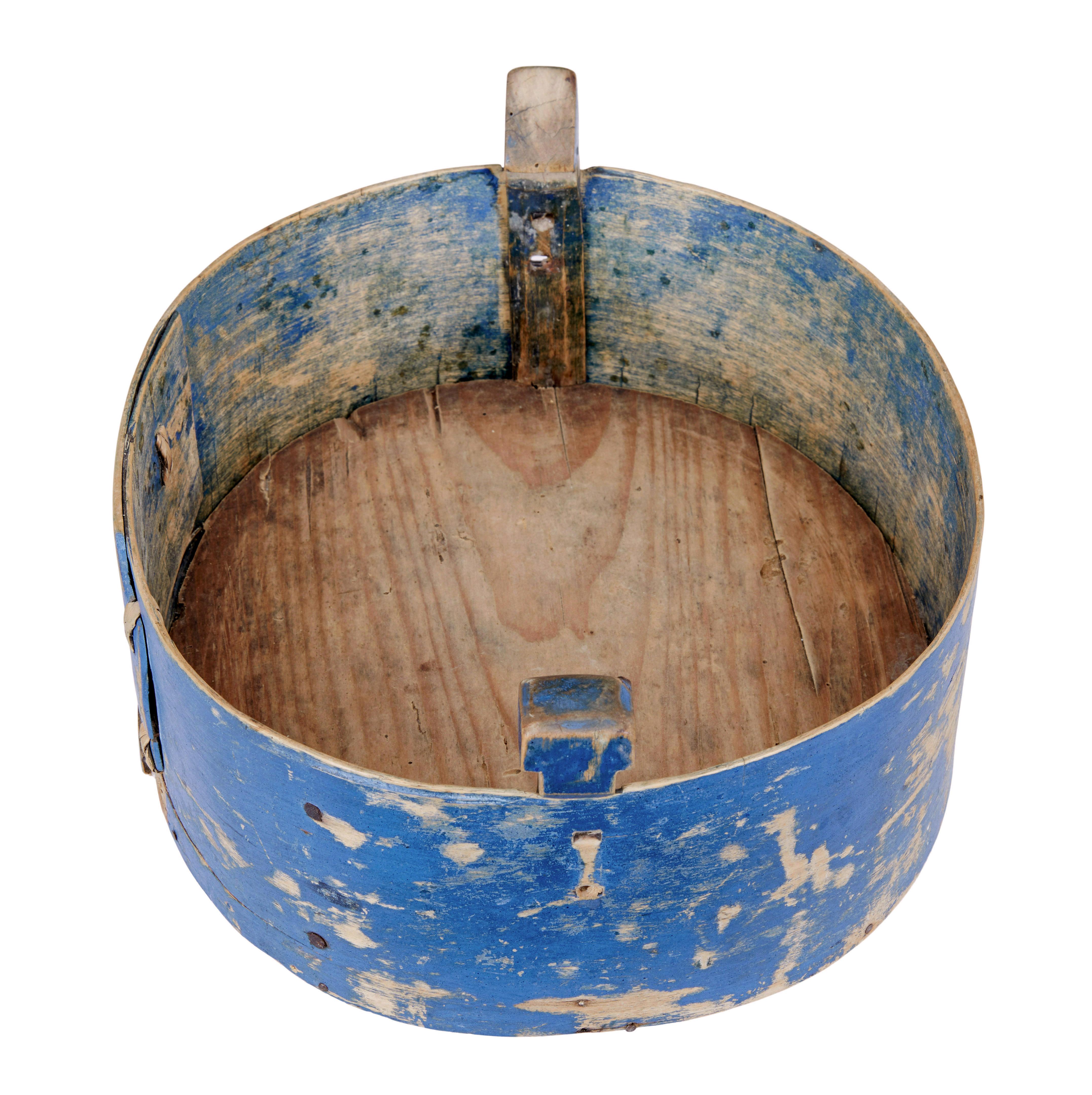 Folk Art 19th Century hand painted tine decorative box For Sale