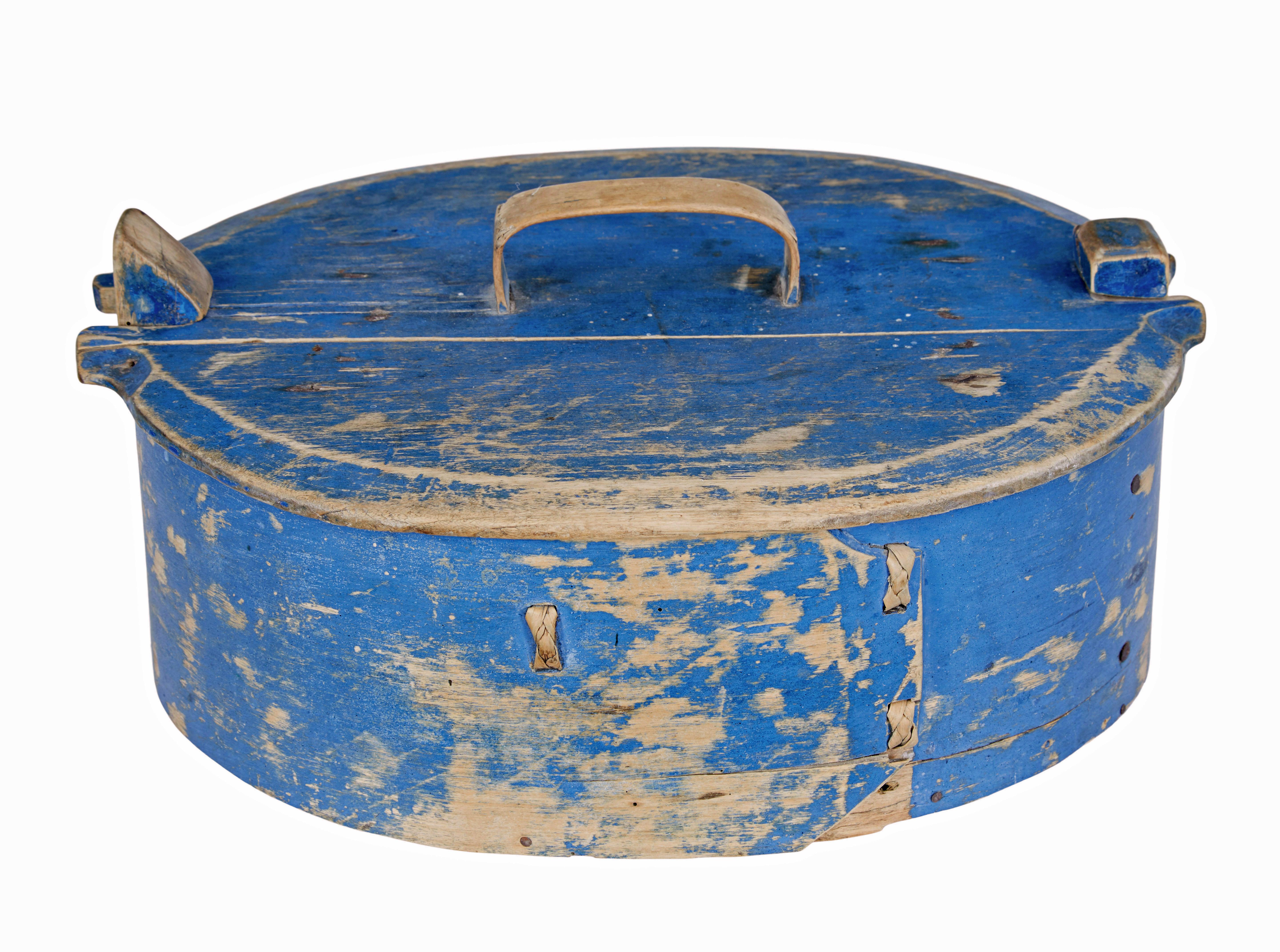 Hand-Carved 19th Century hand painted tine decorative box For Sale