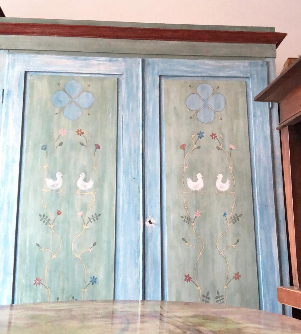 Original Tuscan wardrobe with two doors, decorated, hand painted, completely removable, with rod and internal shelves.

Measurements: 145 + 10 (frame) x 60 x 215 H

Period: circa 1880.