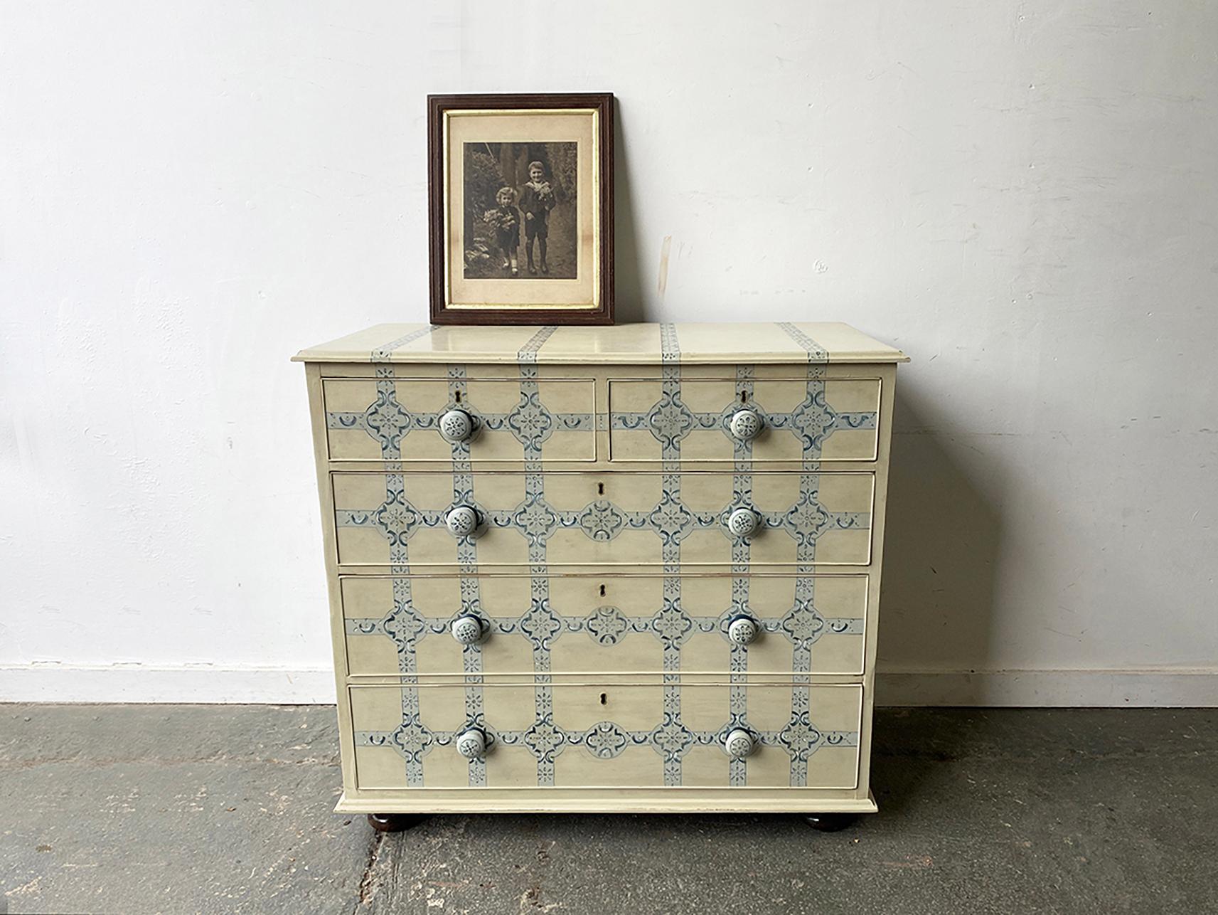 19th century hand painted two over three chest of drawers In Good Condition For Sale In London, GB