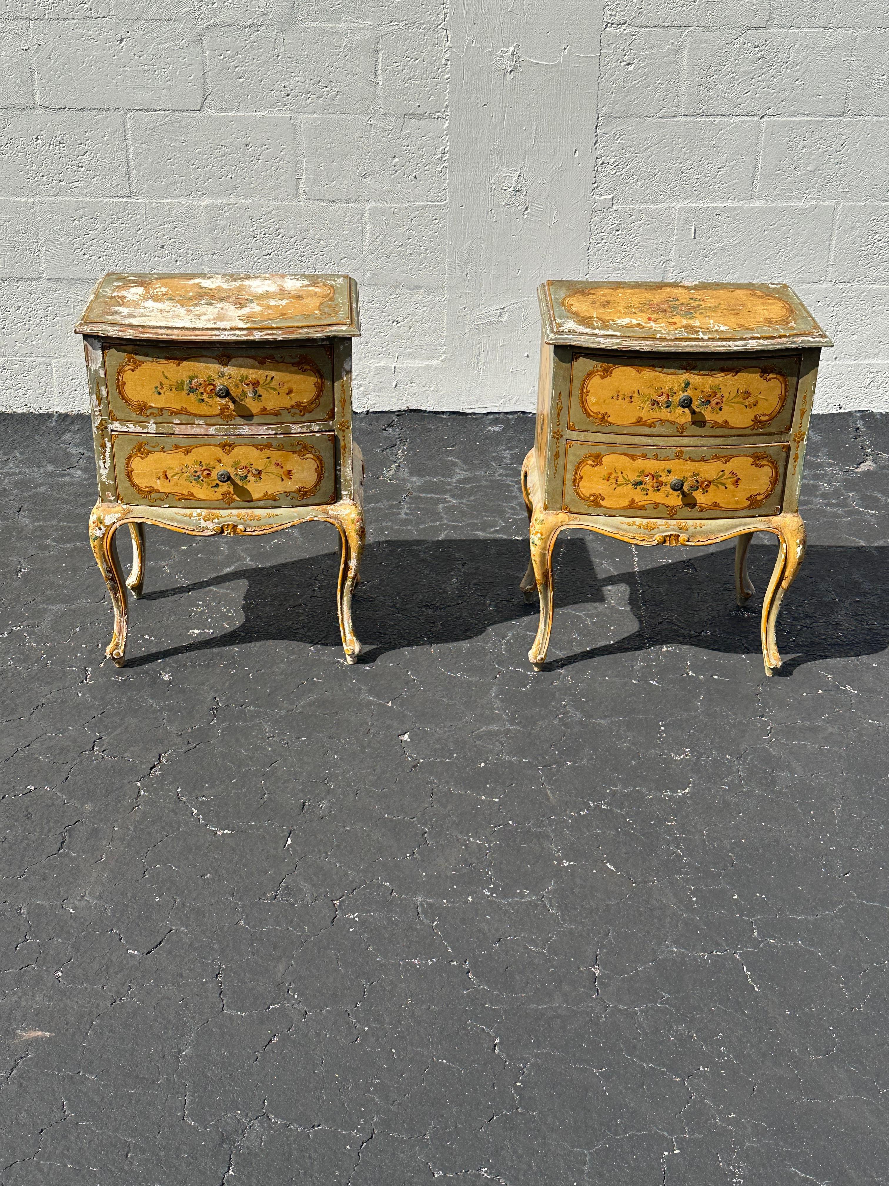 In questa occasione ti offriamo uno dei più straordinari e rari comodini dipinti a mano che tu possa sperare di trovare. Il design è eccezionale. Questo bellissimo set è un pezzo forte e ricco di personalità!!! Guarda gli splendidi dettagli di