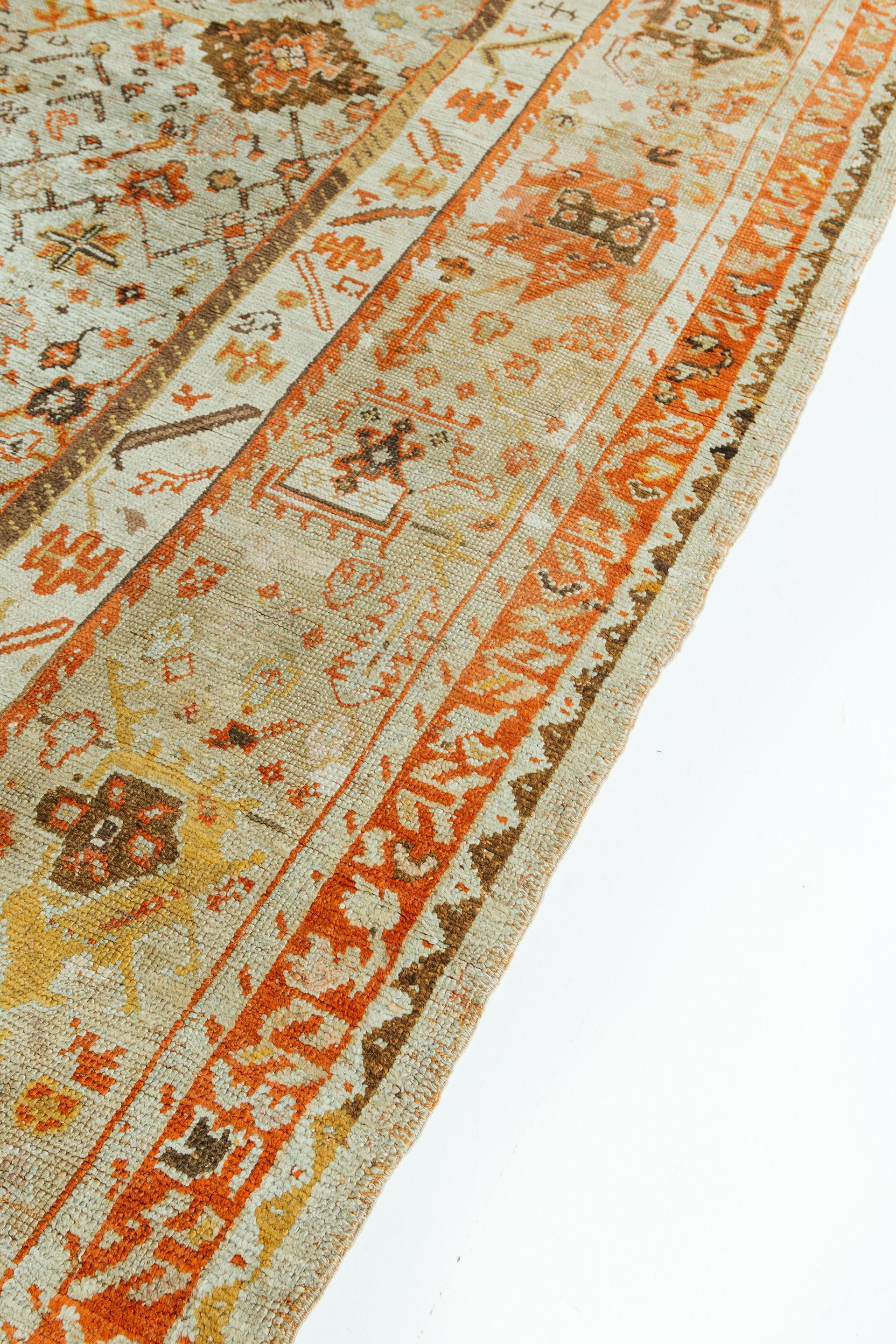 Tessuto a mano a Oushak, Turchia, 1880 circa. Un laboratorio di villaggio che intreccia uno stile e una struttura classici.

Costruzione: Vello interamente in lana su una base di lana, armatura non depressa con tecnica di nodo turco, cimosa