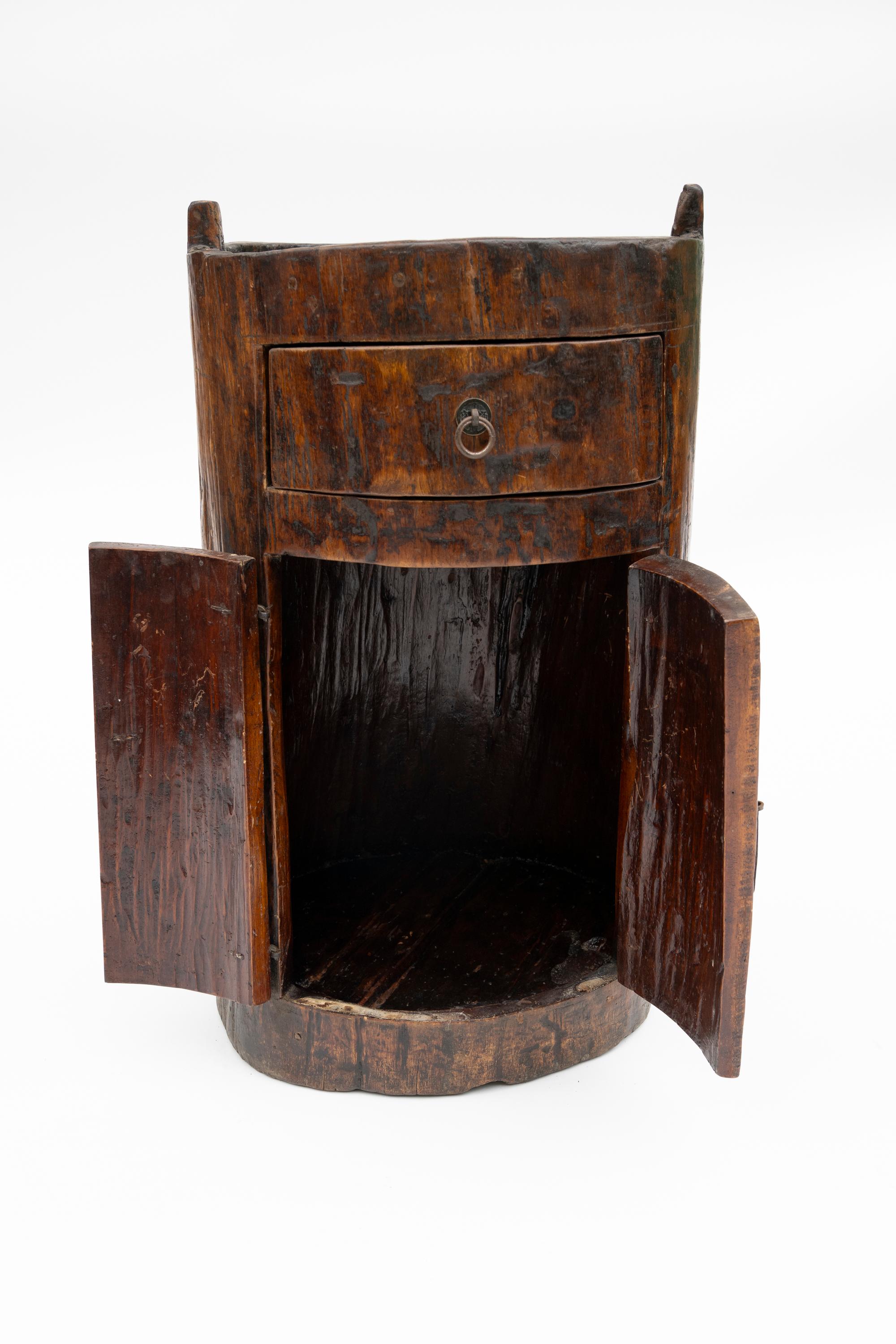 Tavolino a baule in legno di olmo cinese intagliato a mano del XIX secolo in vendita 3