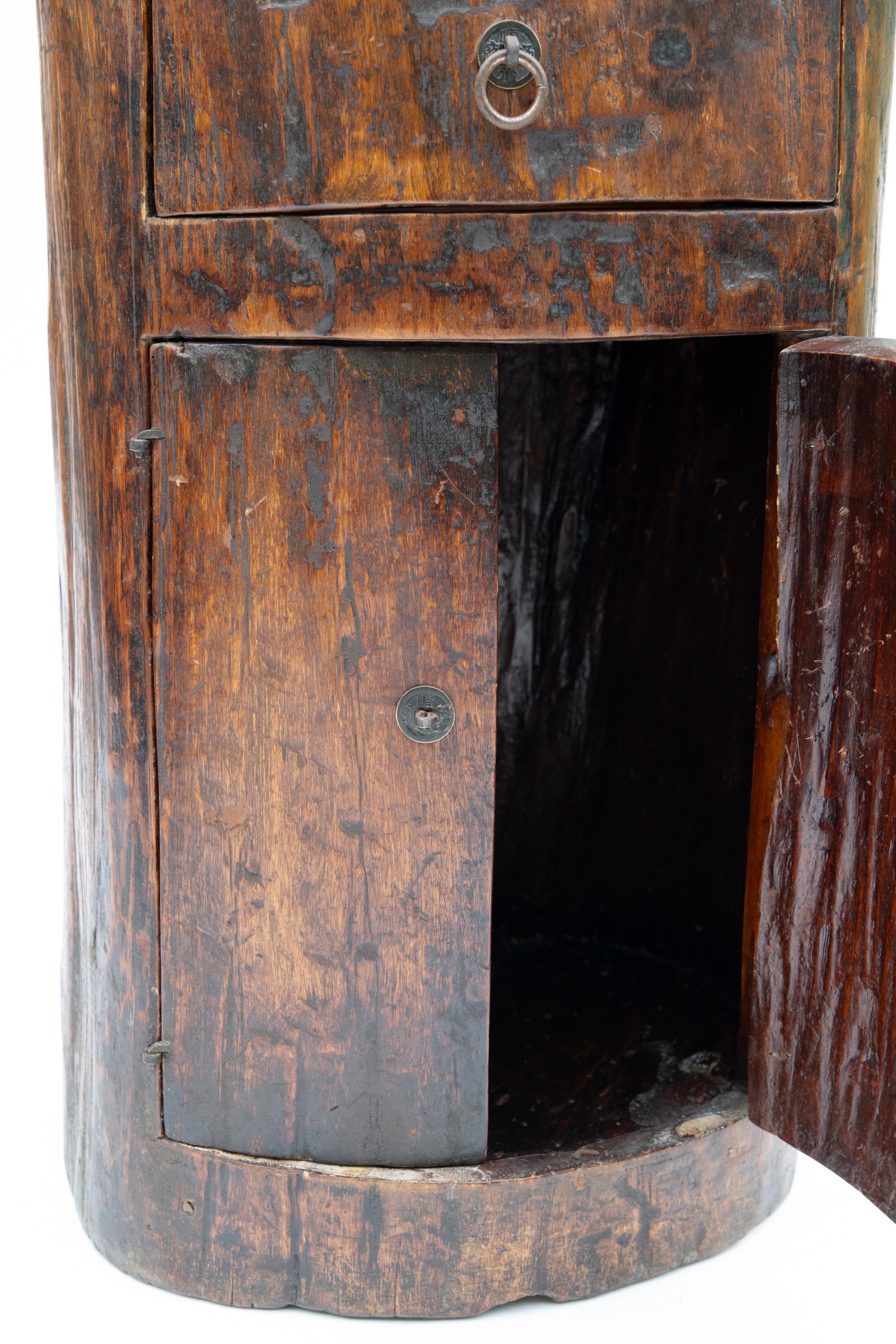 Tavolino a baule in legno di olmo cinese intagliato a mano del XIX secolo in vendita 4