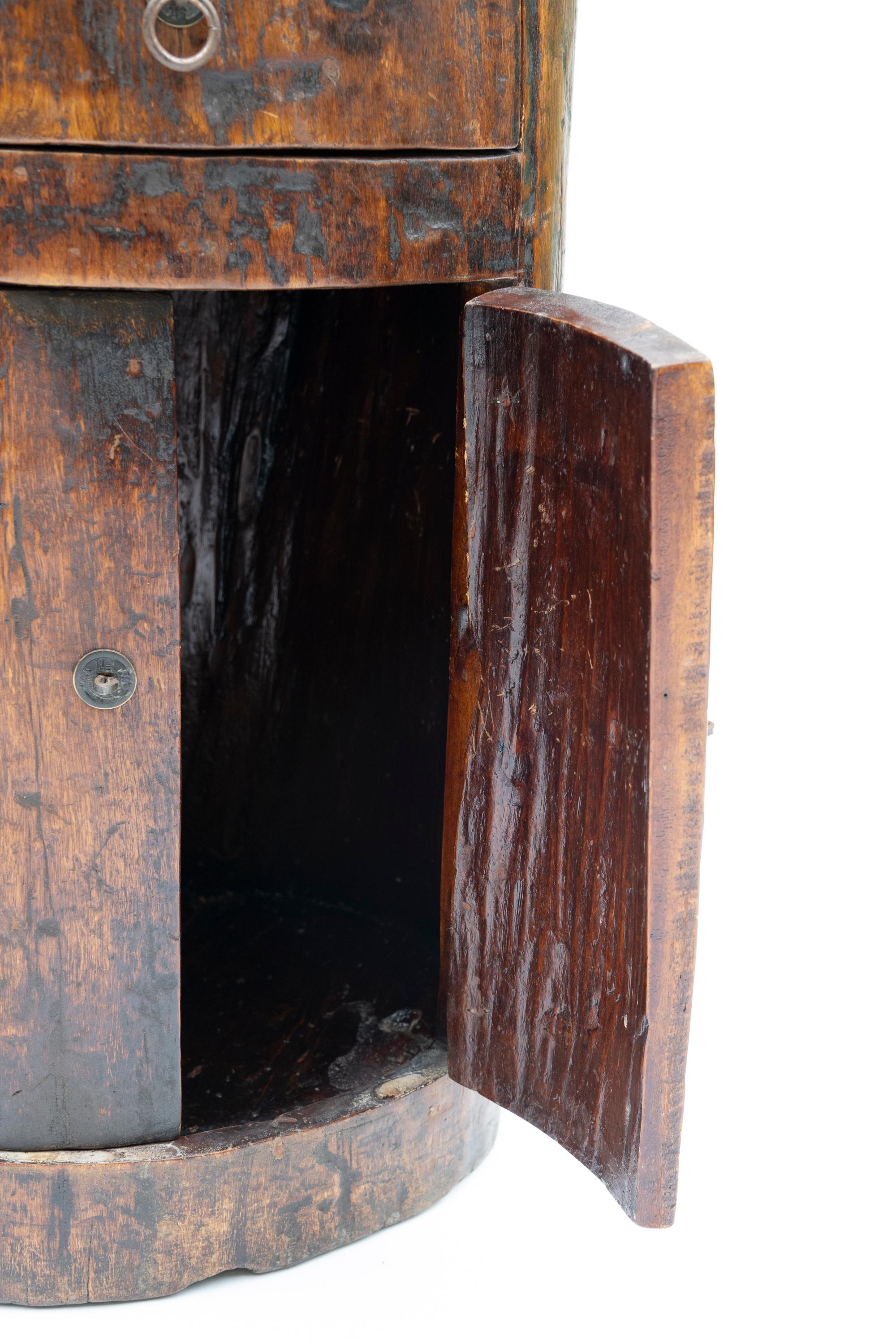 Tavolino a baule in legno di olmo cinese intagliato a mano del XIX secolo in vendita 5