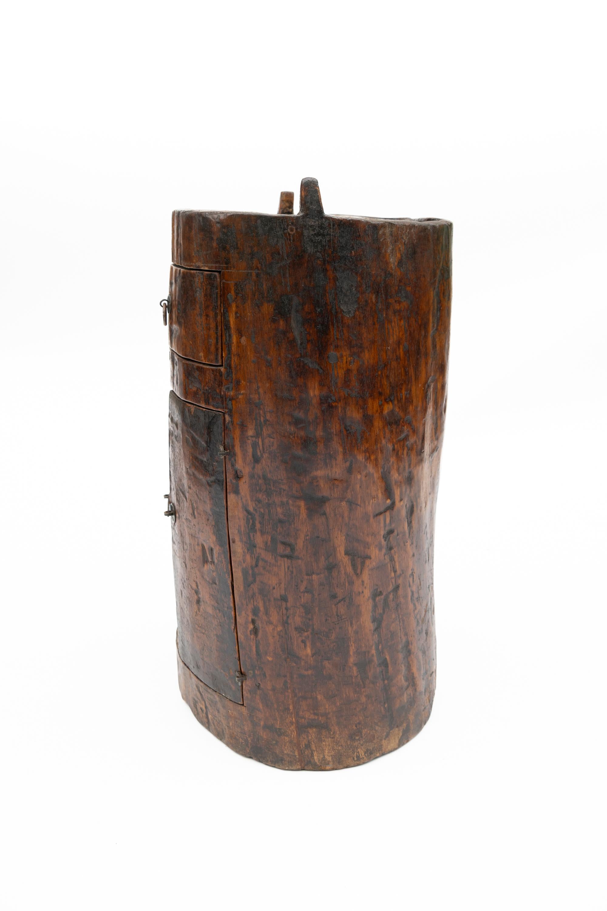 Tavolino a baule in legno di olmo cinese intagliato a mano del XIX secolo in vendita 6