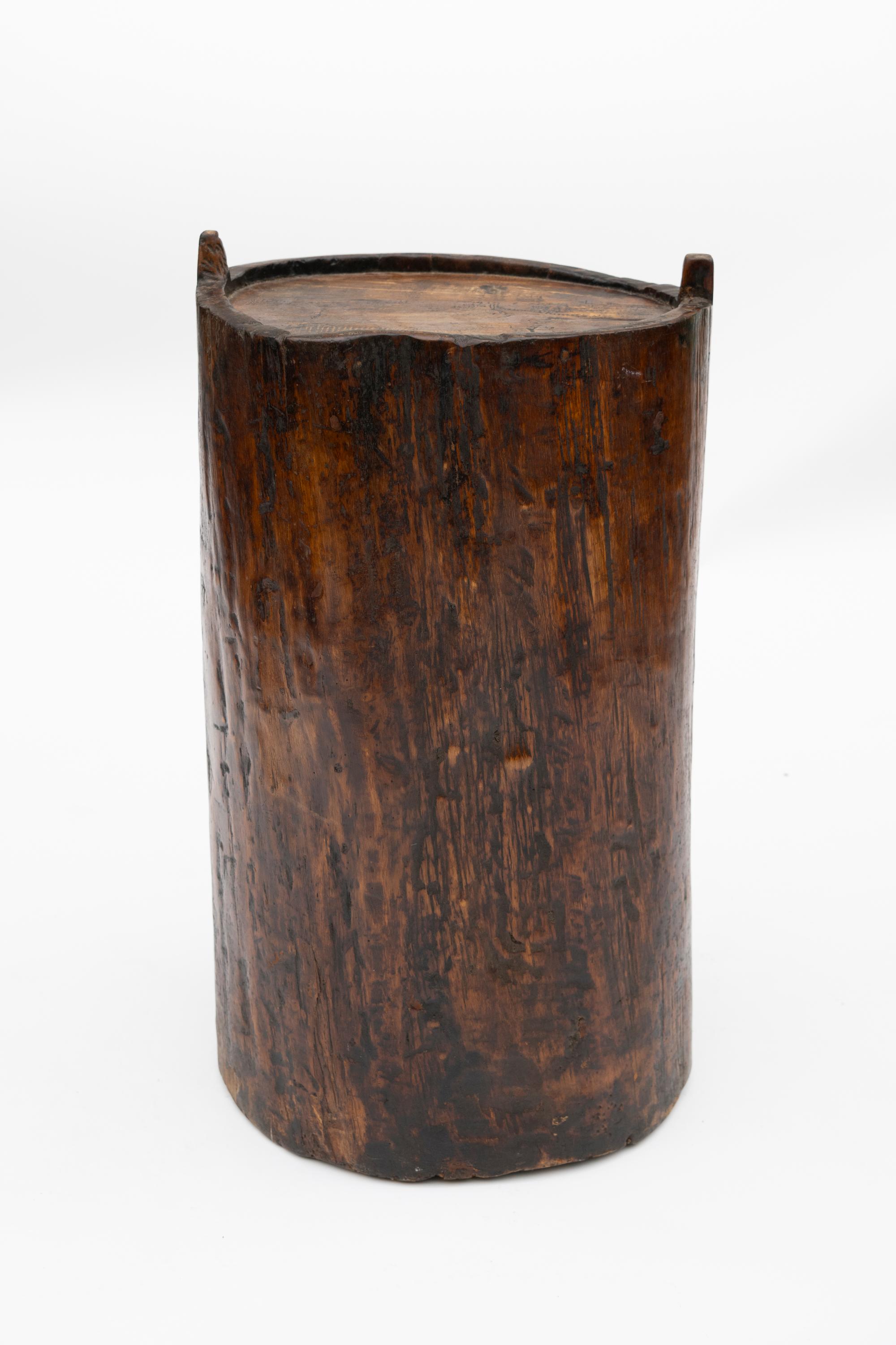 Tavolino a baule in legno di olmo cinese intagliato a mano del XIX secolo in vendita 7