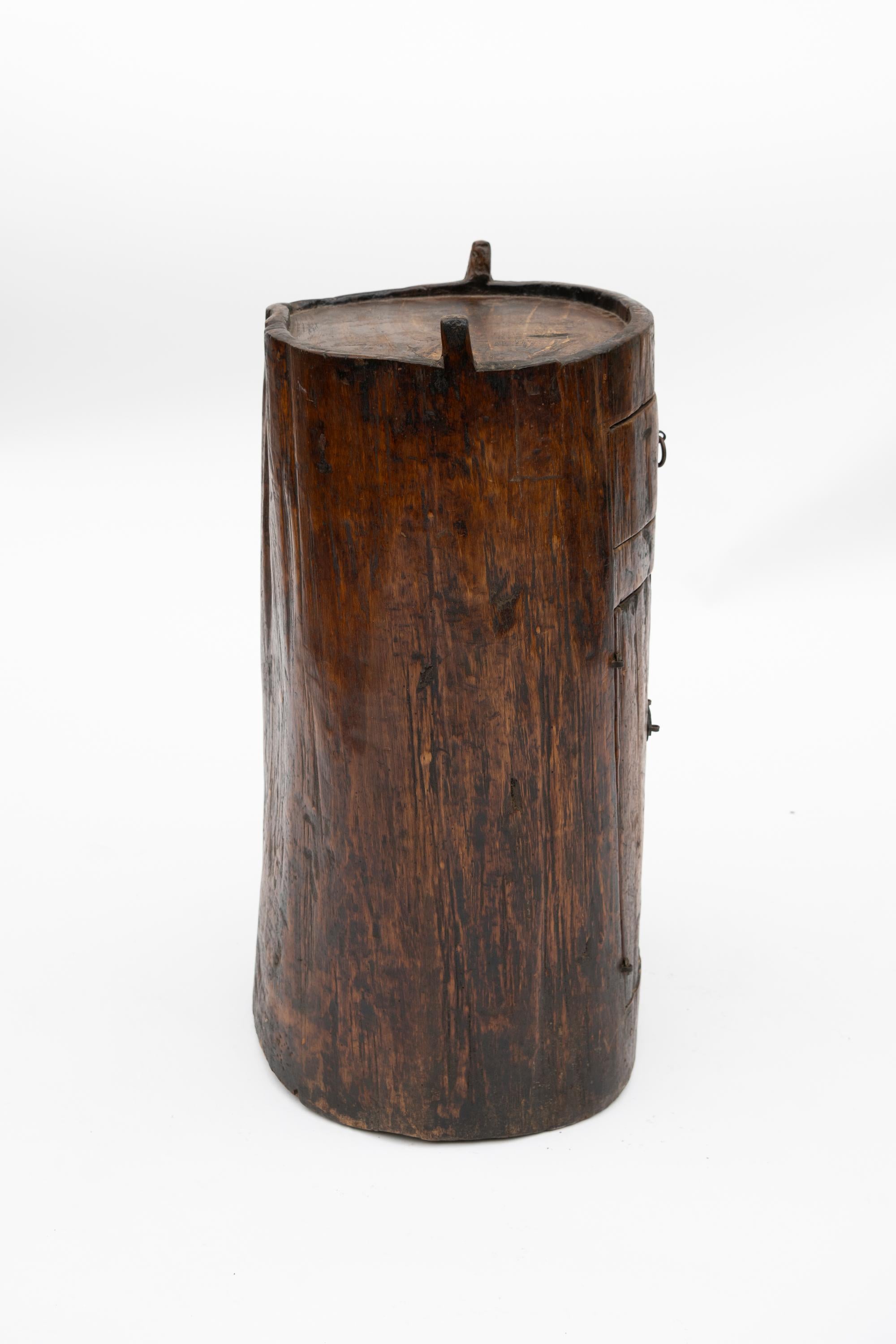 Tavolino a baule in legno di olmo cinese intagliato a mano del XIX secolo in vendita 8