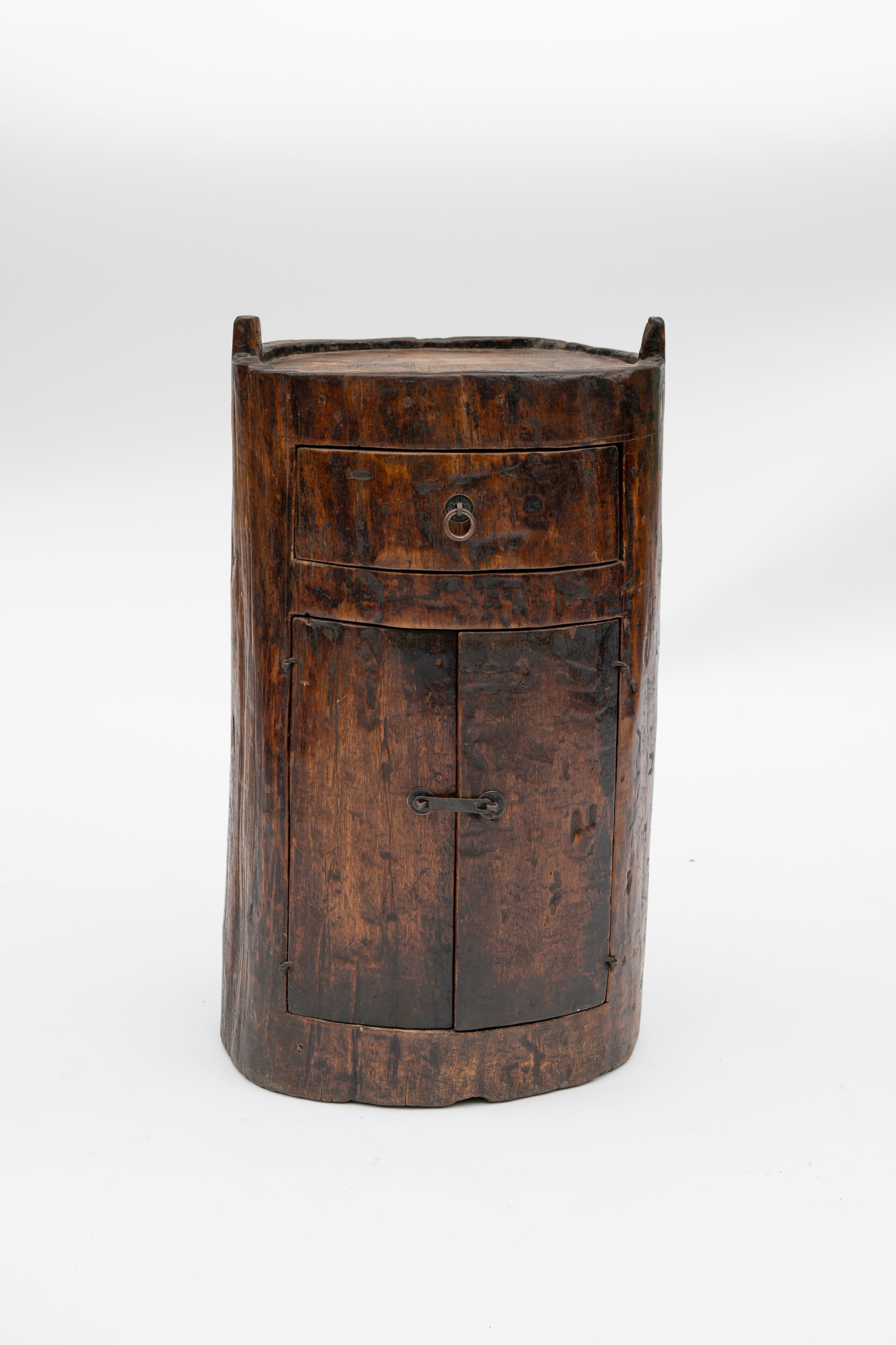 Un sorprendente tavolino cinese del XIX secolo realizzato in legno massiccio di olmo con una silhouette a botte. Questo pezzo mette in mostra la bellezza senza tempo e l'integrità della lavorazione tradizionale del legno cinese.
Il corpo cilindrico