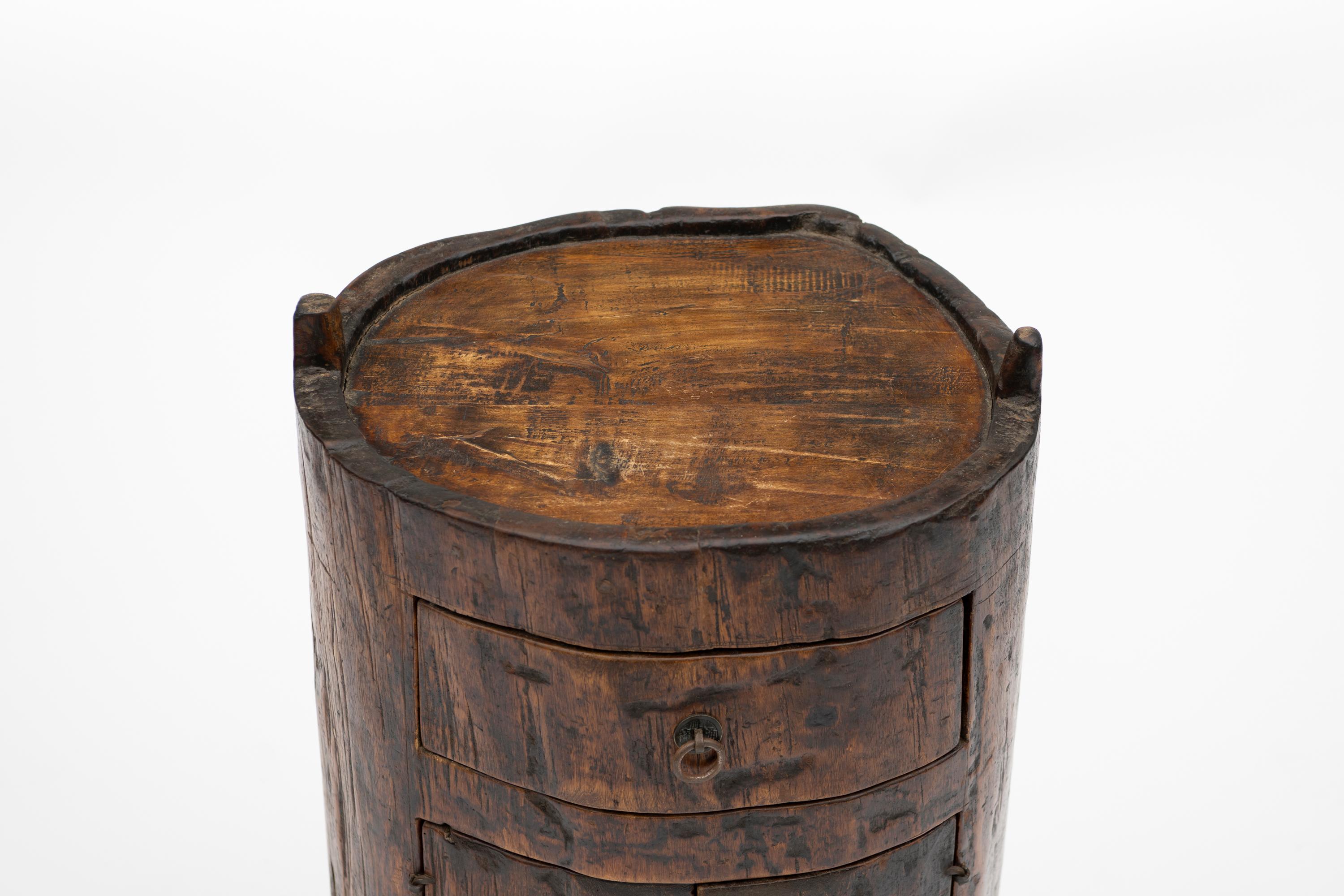 Qing Tavolino a baule in legno di olmo cinese intagliato a mano del XIX secolo in vendita