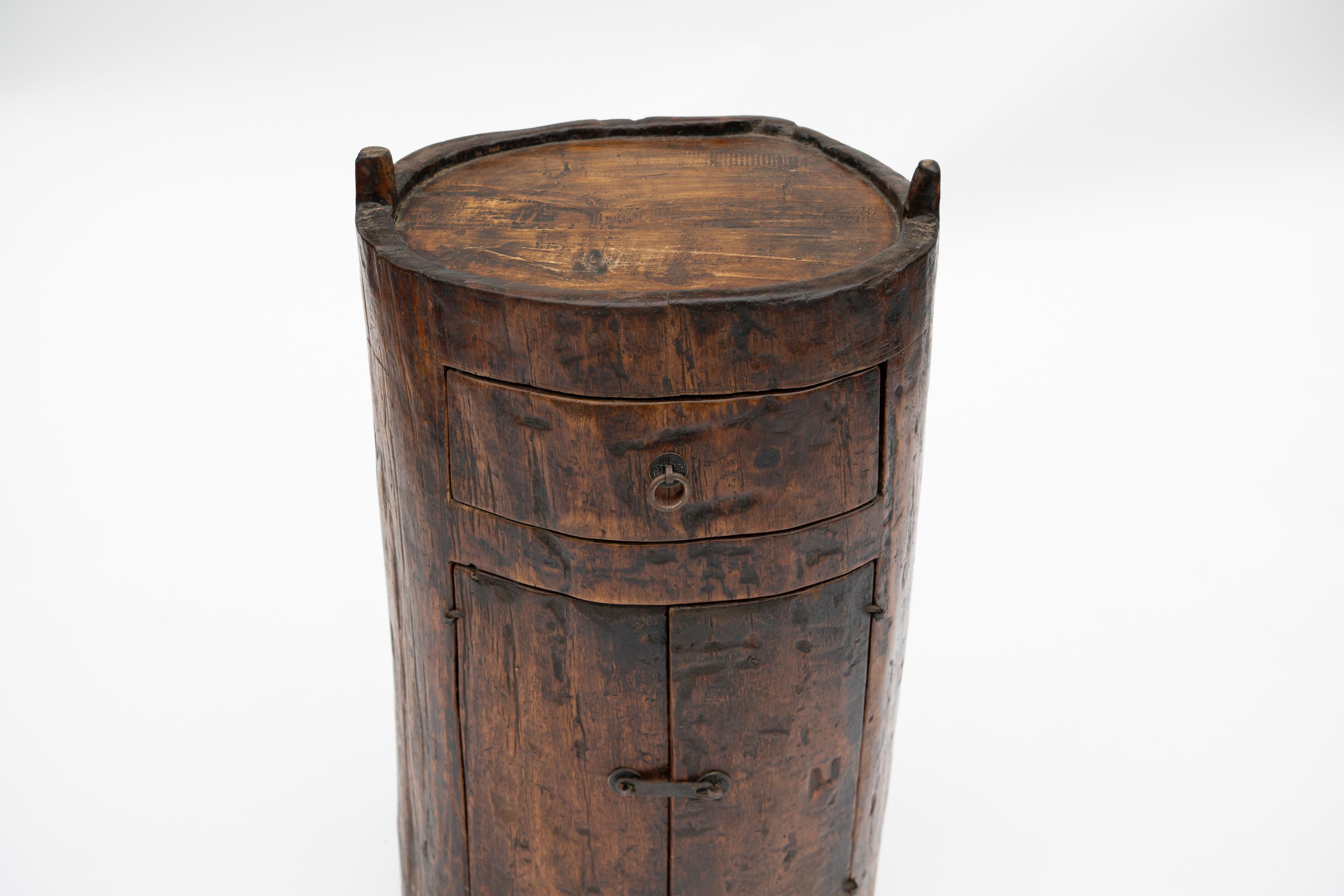 Cinese Tavolino a baule in legno di olmo cinese intagliato a mano del XIX secolo in vendita