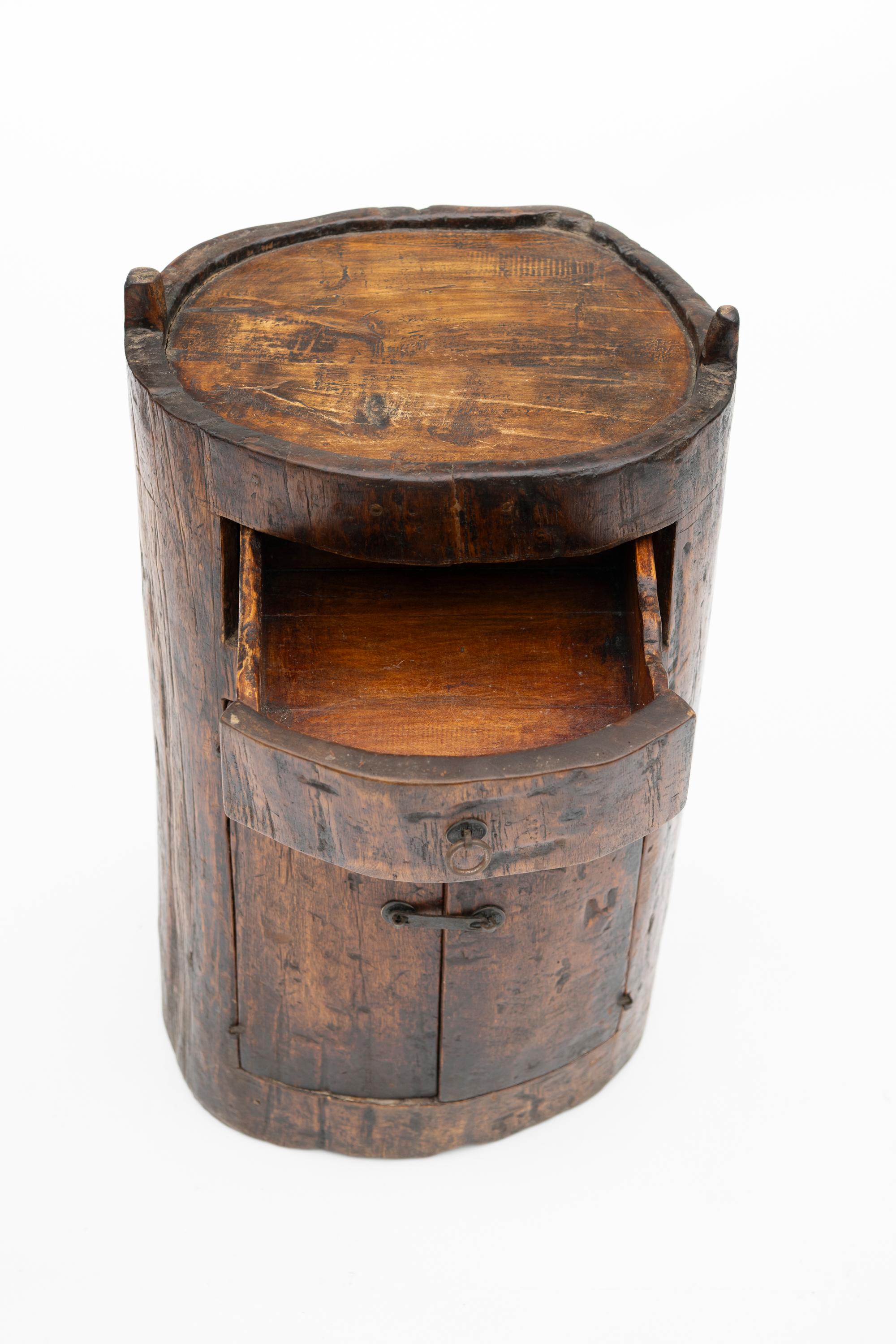 Fatto a mano Tavolino a baule in legno di olmo cinese intagliato a mano del XIX secolo in vendita