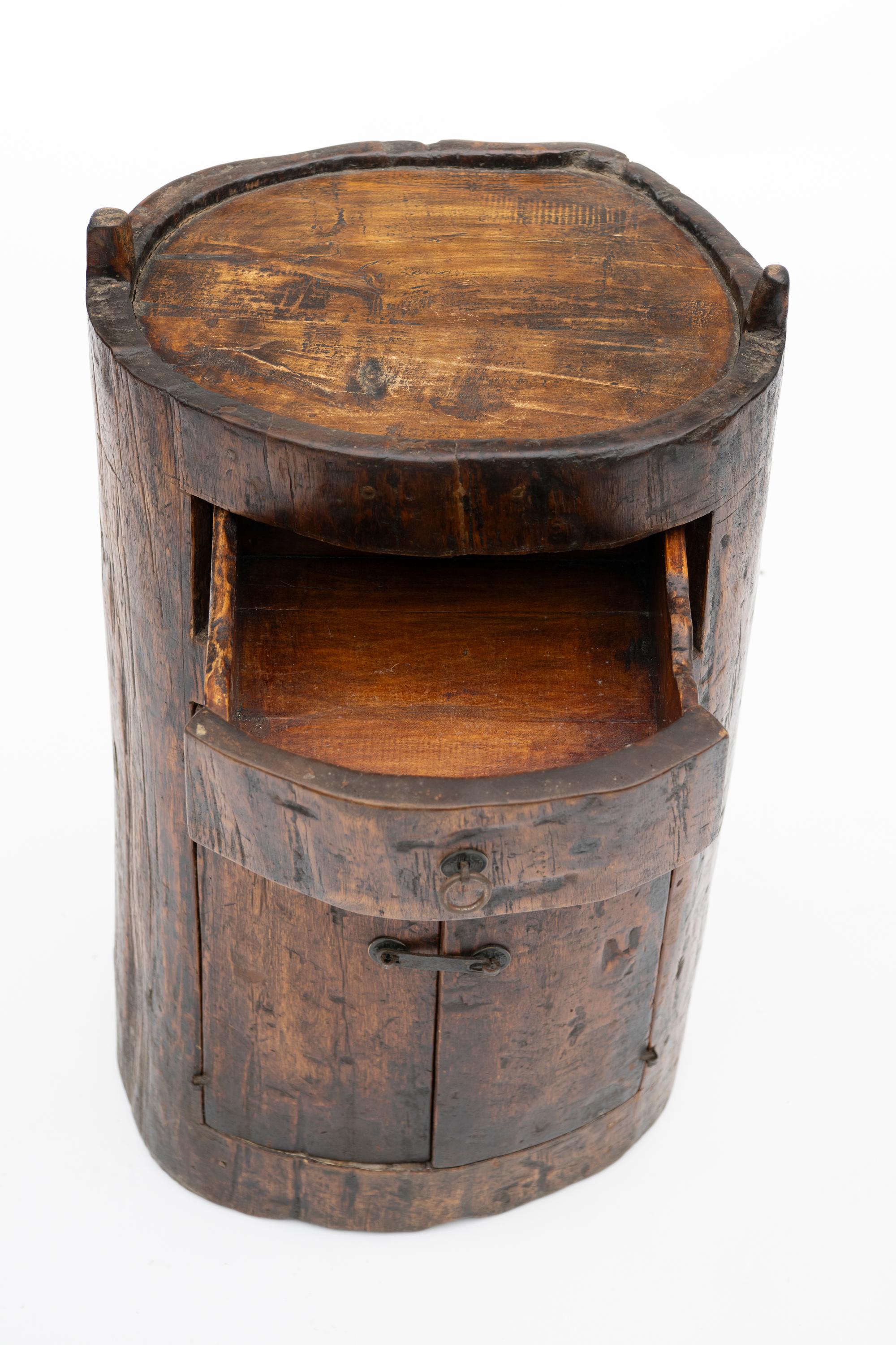 Tavolino a baule in legno di olmo cinese intagliato a mano del XIX secolo In condizioni buone in vendita a Wainscott, NY