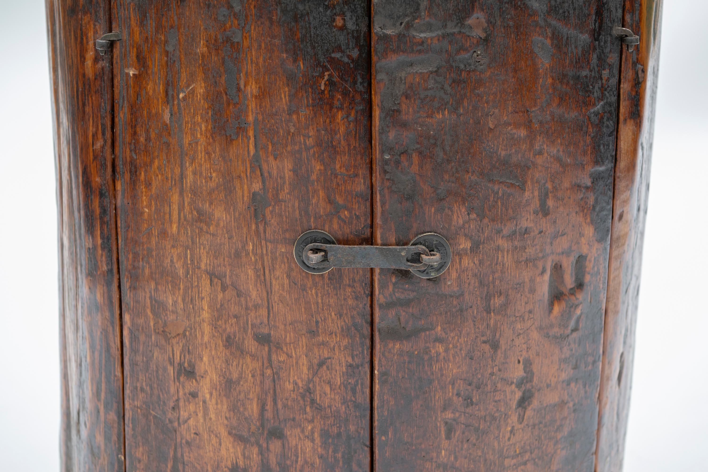 Tavolino a baule in legno di olmo cinese intagliato a mano del XIX secolo in vendita 1