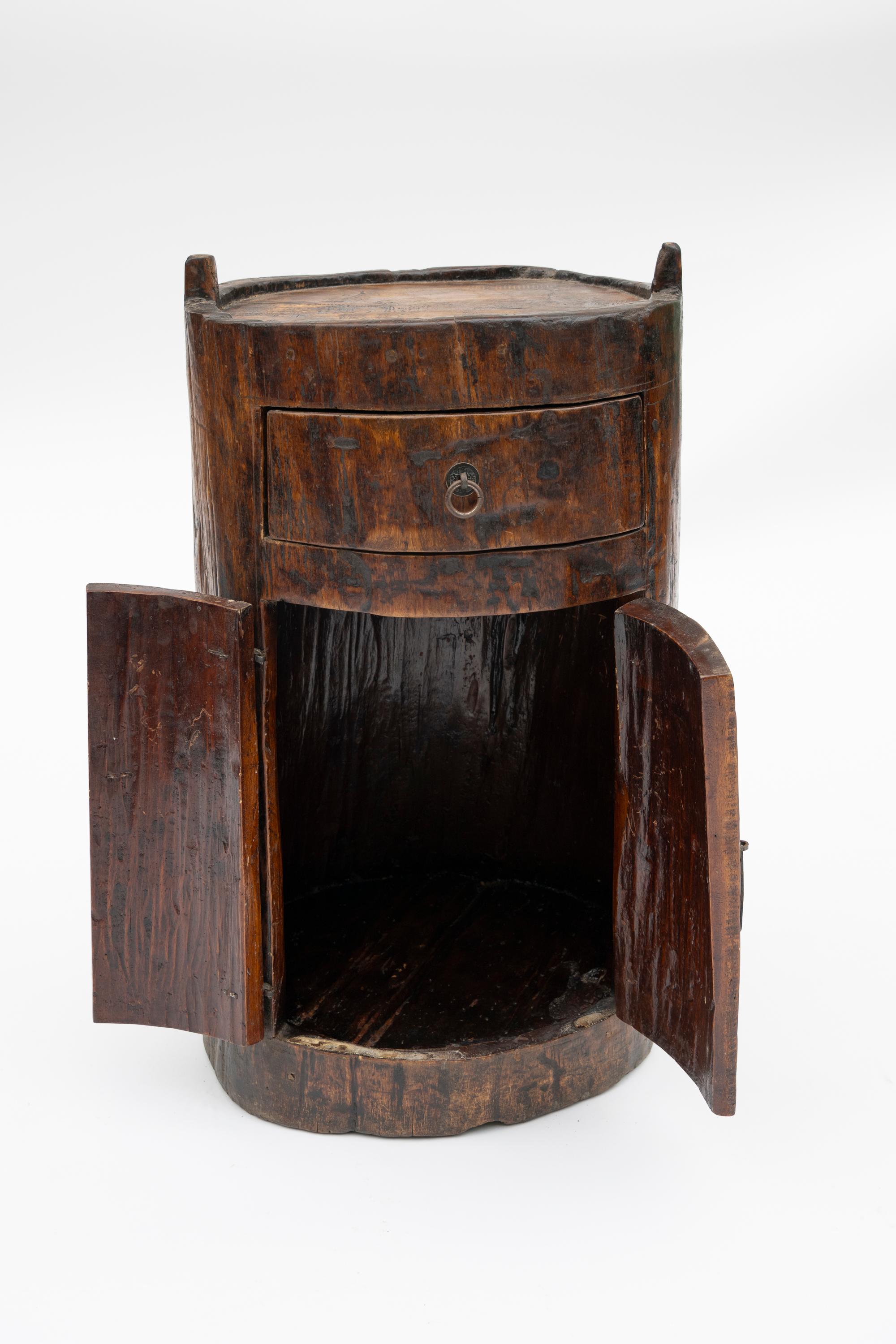 Tavolino a baule in legno di olmo cinese intagliato a mano del XIX secolo in vendita 2