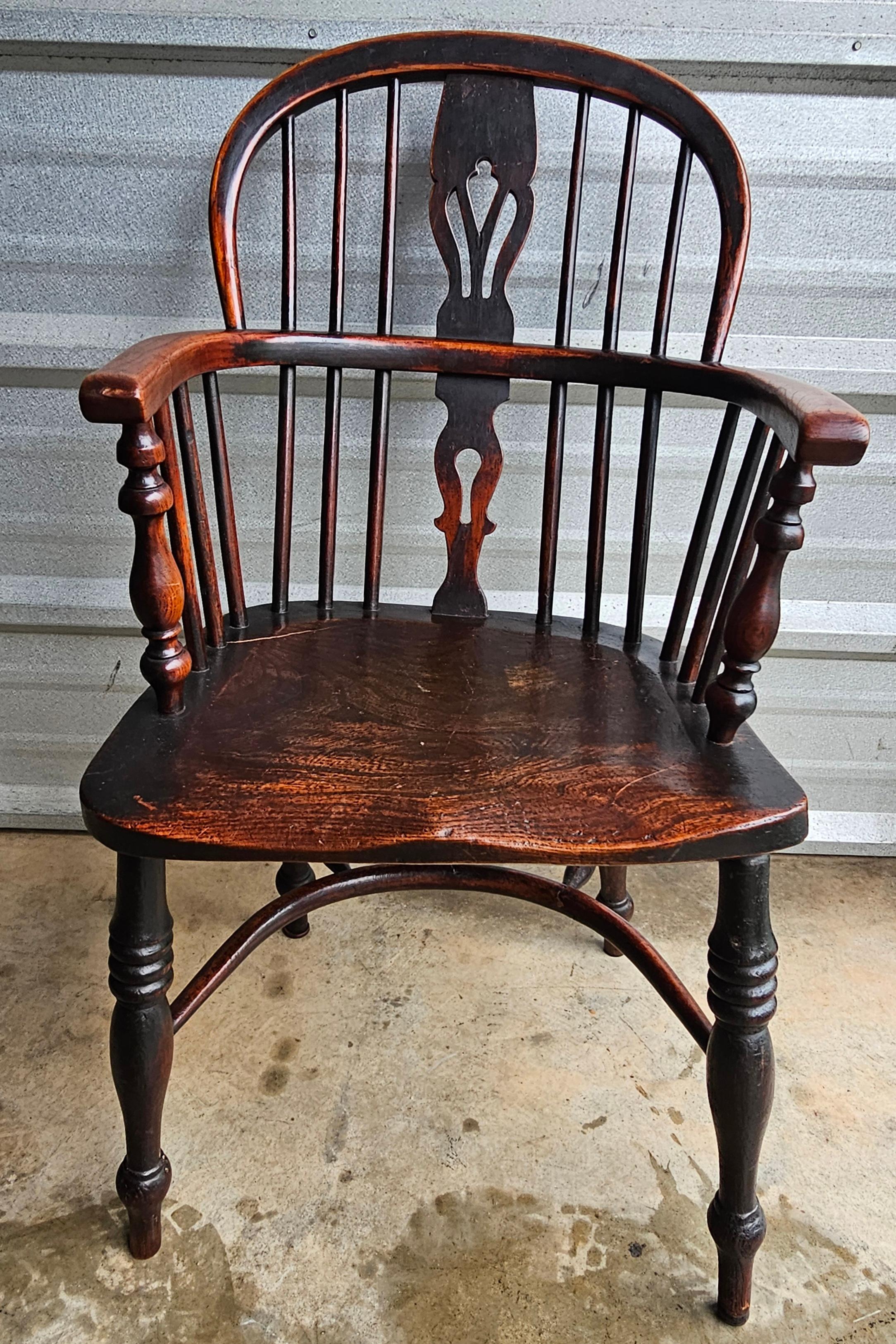 Poltrona Windsor in Oak inglese del XIX secolo lavorata a mano con un'ottima patina. Misura 20