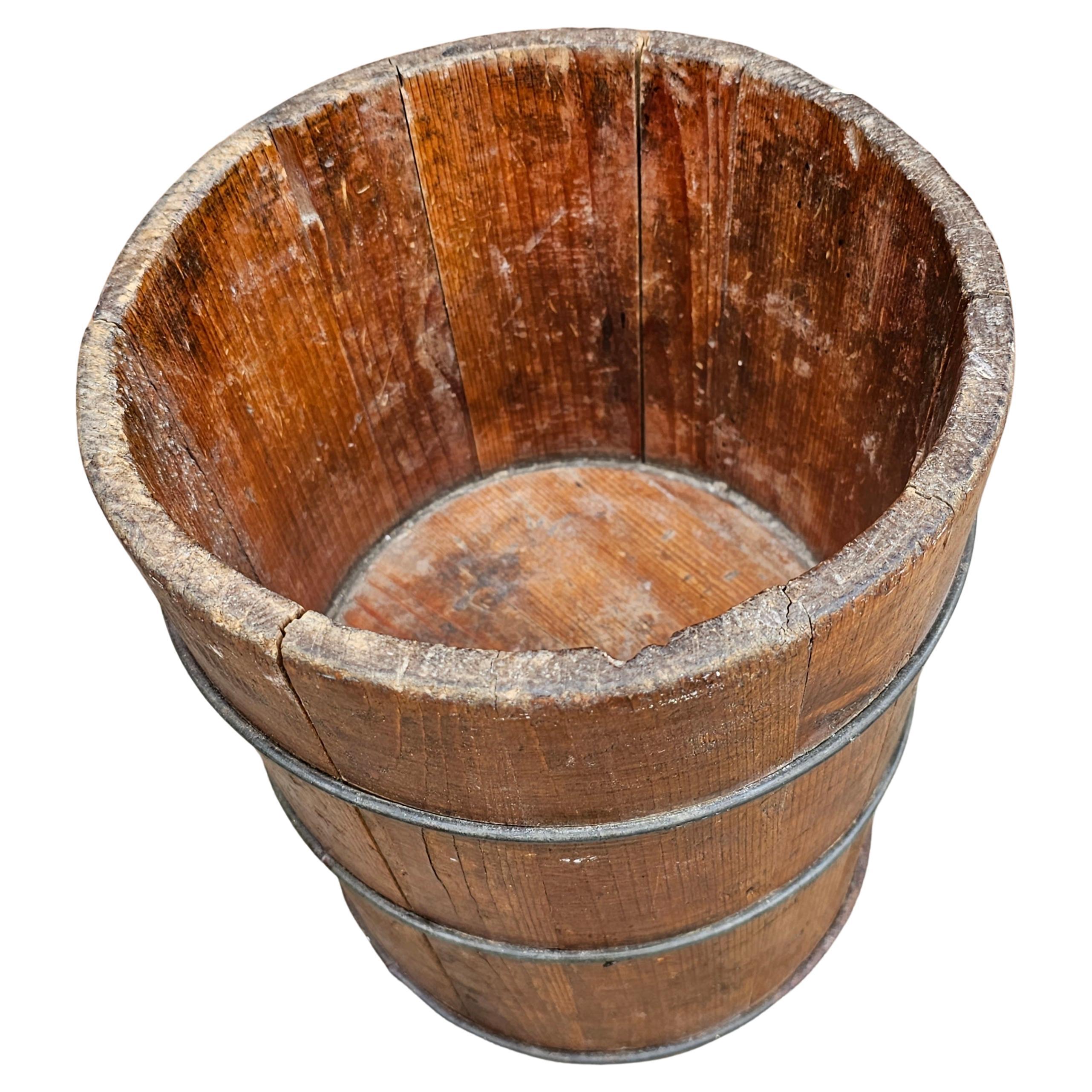 Ein handgefertigter, gedrechselter Holzkübel aus dem 19. Jahrhundert, der heute als Pflanzgefäß verwendet wird. Ein wahrhaft einzigartiges Stück, das Ihrer Pflanze Originalität und Sichtbarkeit verleiht. Misst 8,75