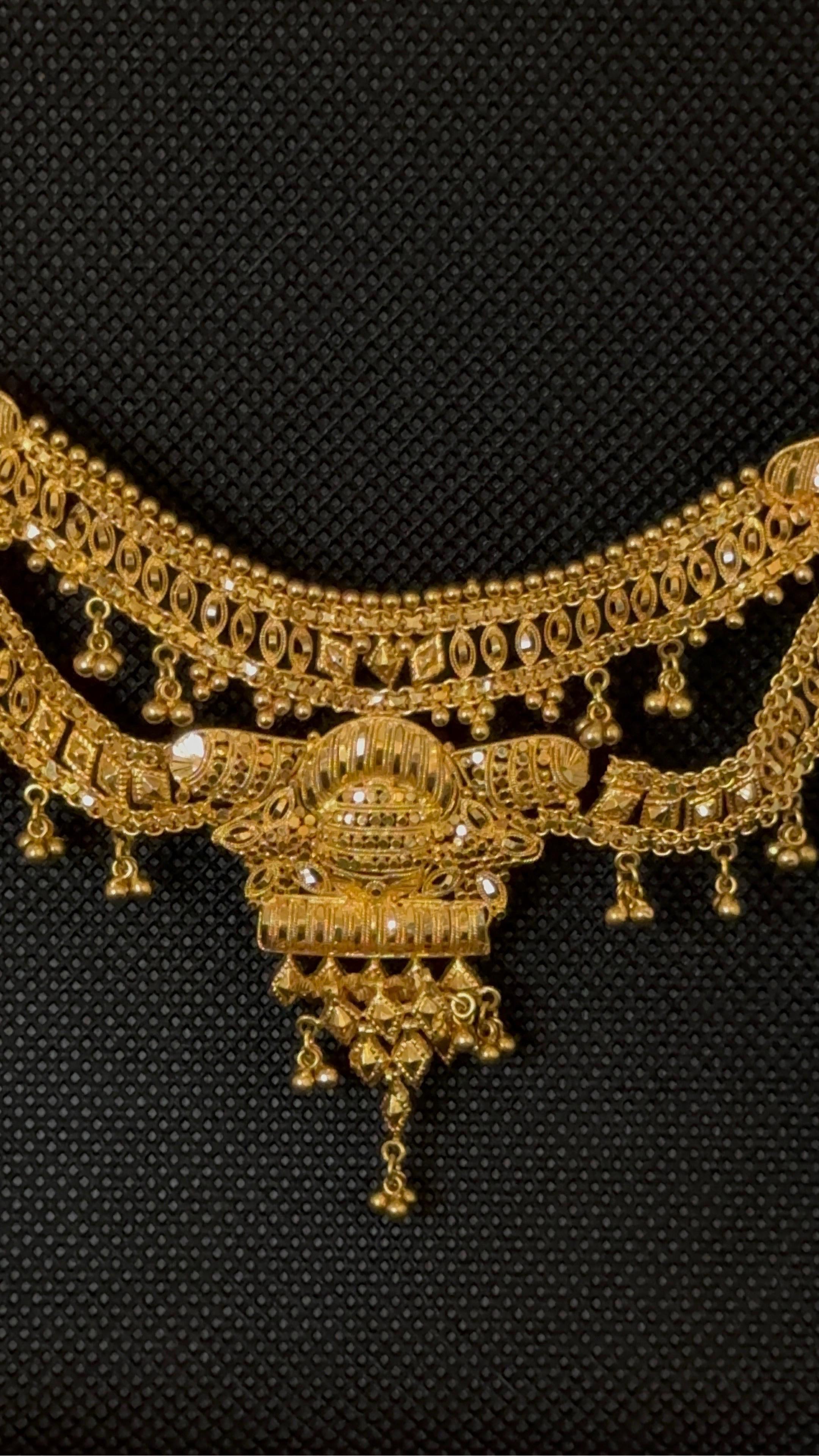 Collier de mariée indien en or jaune 18 carats, unique en son genre, fait à la main au 19e siècle 

Pureté du métal : or massif 18K
Couleur du métal : or jaune 
Or Poids : 42,03 g
