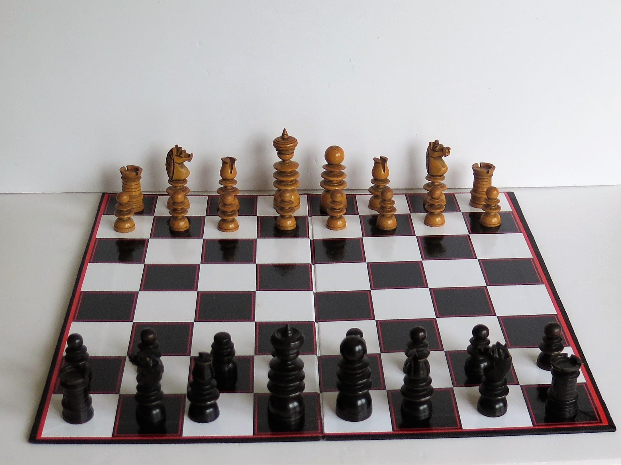 This is a very good and complete English handmade hardwood chess set game of 32 pieces, which we date to the late 19th century Victorian period.

The chess pieces are made of turned and carved hardwood, probably boxwood with very good detail, the