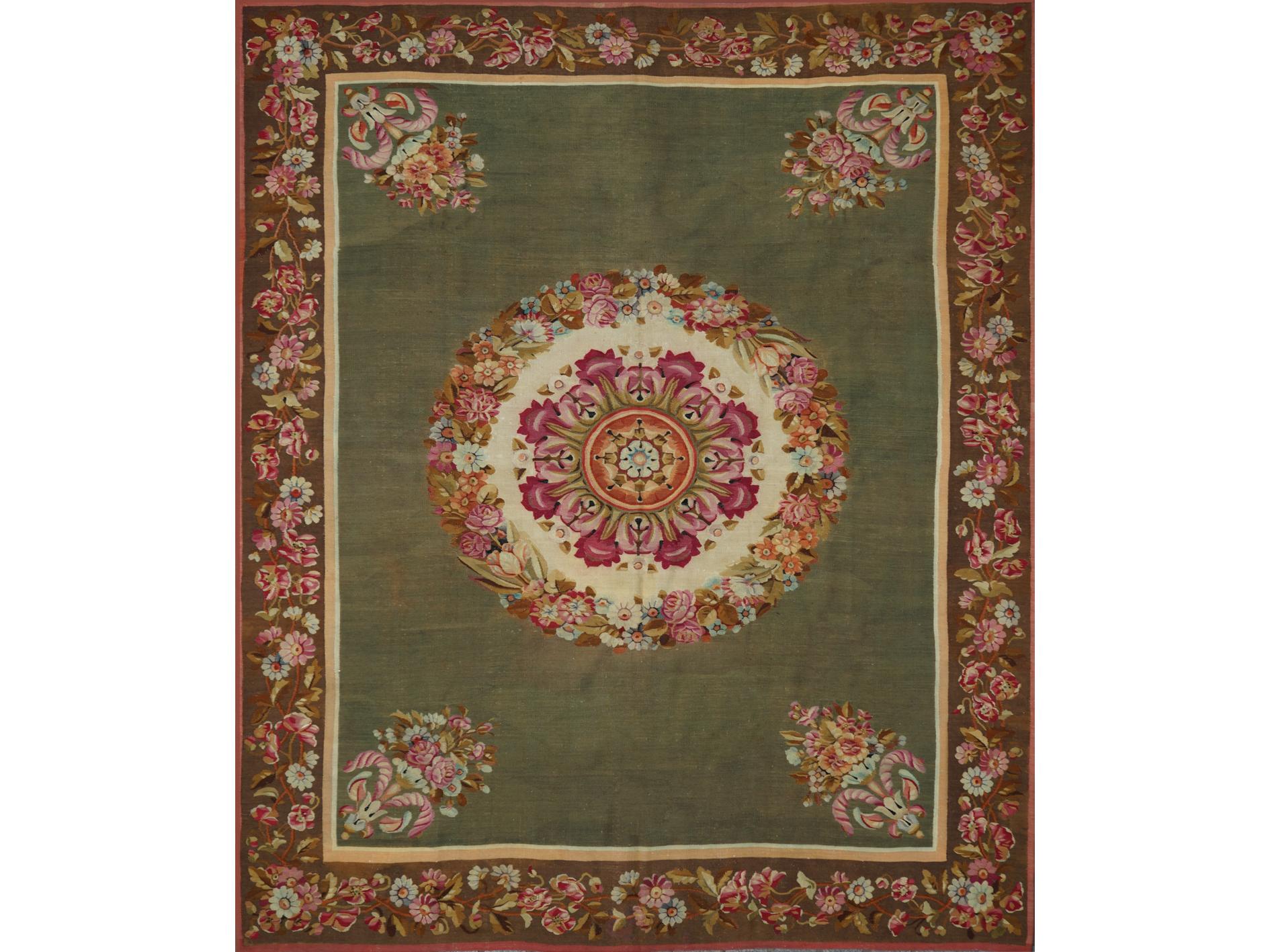Tapis d'Aubusson ancien tissé à la main,
vers 1820
Matériau : laine
Dimensions : 250 x 240 cm ; 8,2 x 7,87 pi

La galerie Boccara possède une importante collection de tapis d'Aubusson du XVIIIe au XXe siècle. Le style développé à Aubusson est